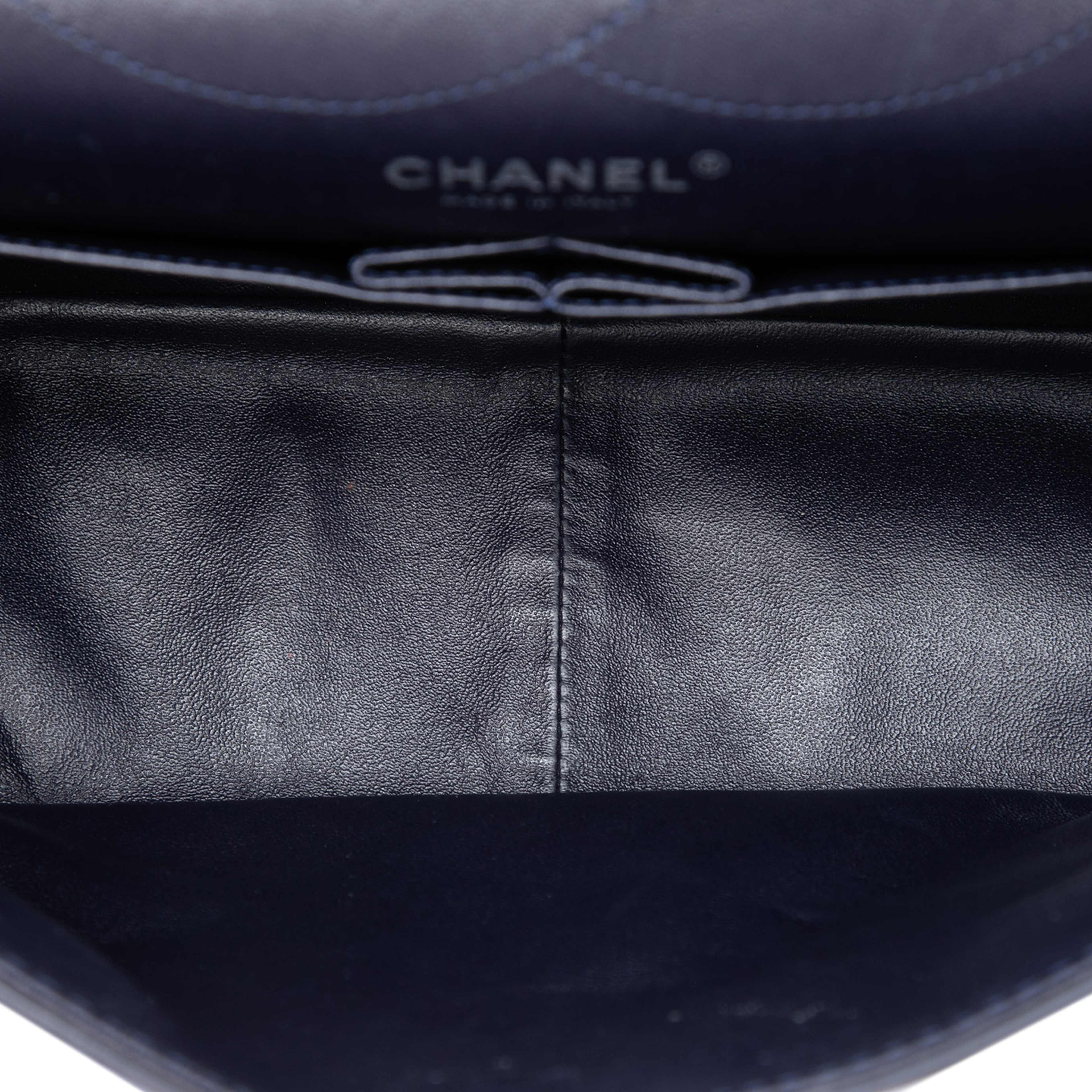 Chanel Quilted Aged Calfskin Reissue 2.55 Double Flap 227, från Luxclusif, i färgen navy. Klicka för att öppna bilden i stort format