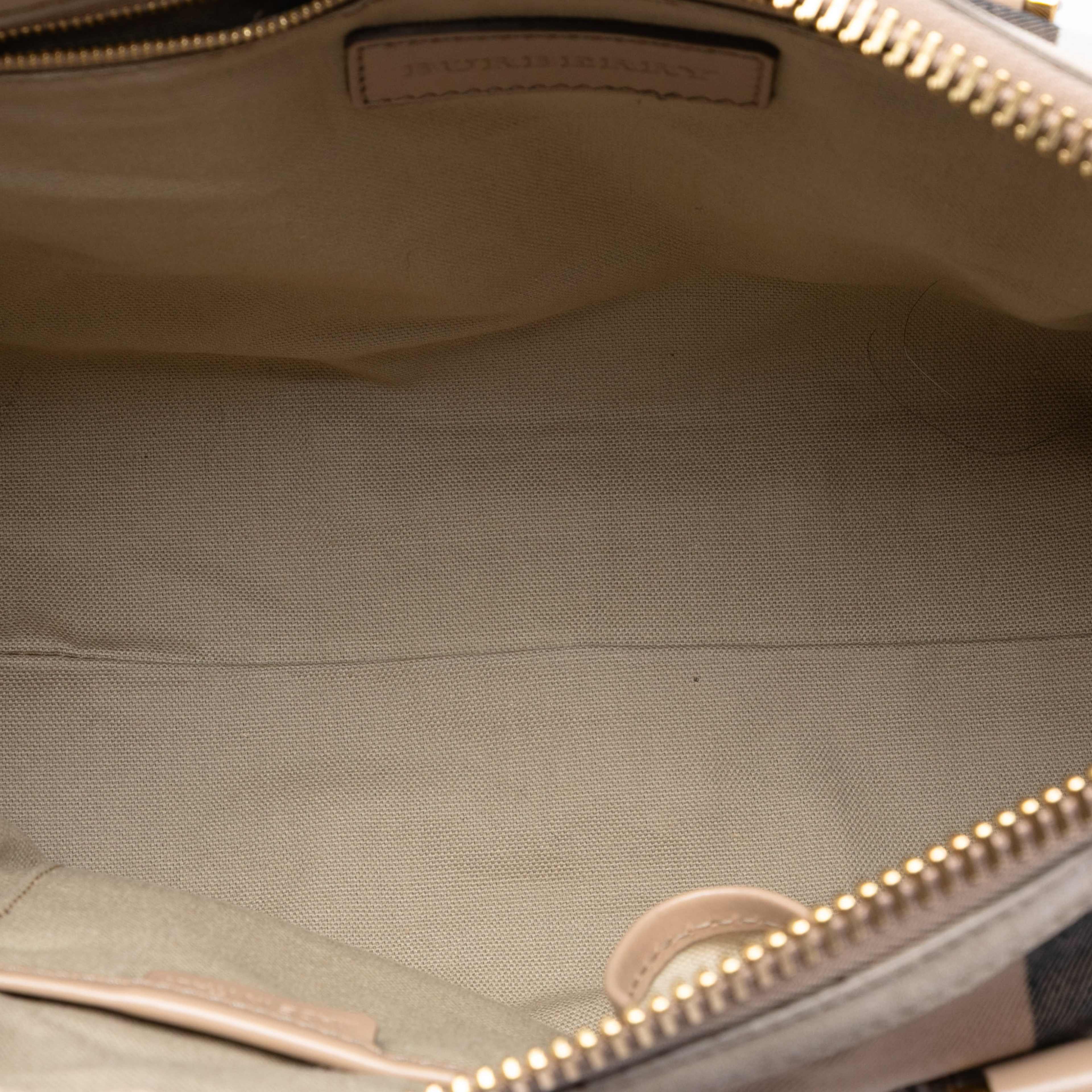 Burberry Small House Check Canvas Bridle Gladstone Satchel, från Luxclusif, i färgen beige. Klicka för att öppna bilden i stort format