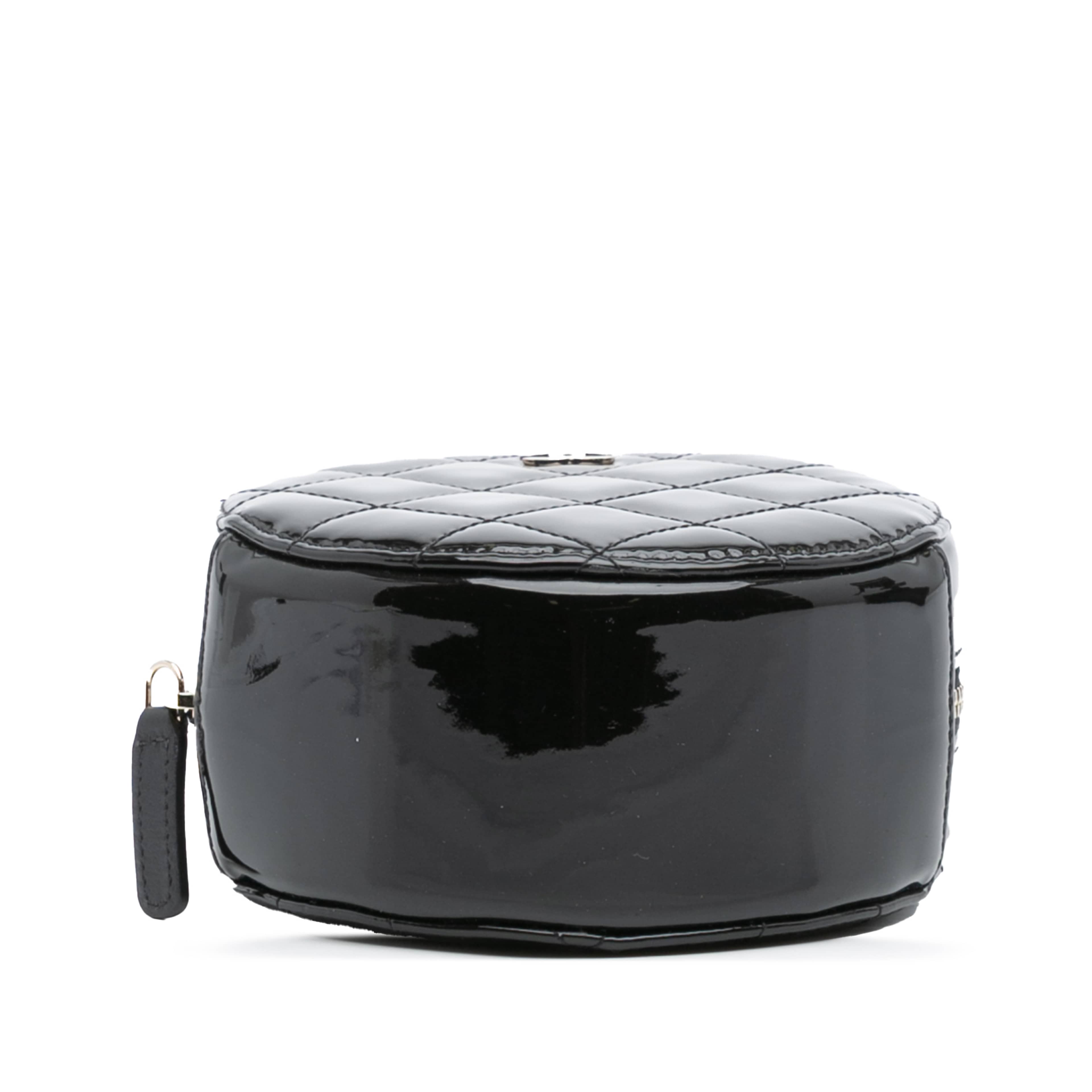 Chanel Quilted Patent Round As Earth Crossbody, från Luxclusif, i färgen black. Klicka för att öppna bilden i stort format