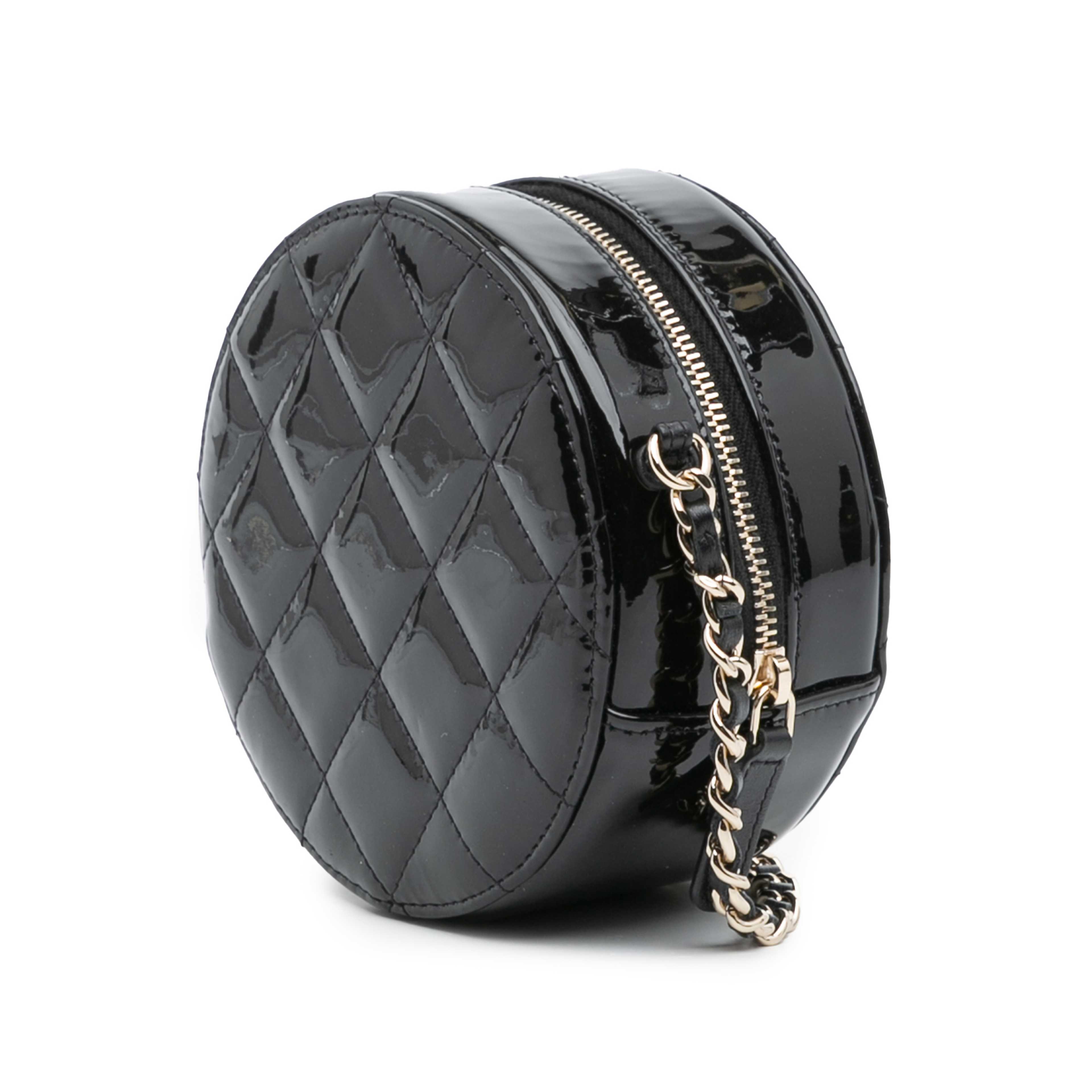 Chanel Quilted Patent Round As Earth Crossbody, från Luxclusif, i färgen black. Klicka för att öppna bilden i stort format
