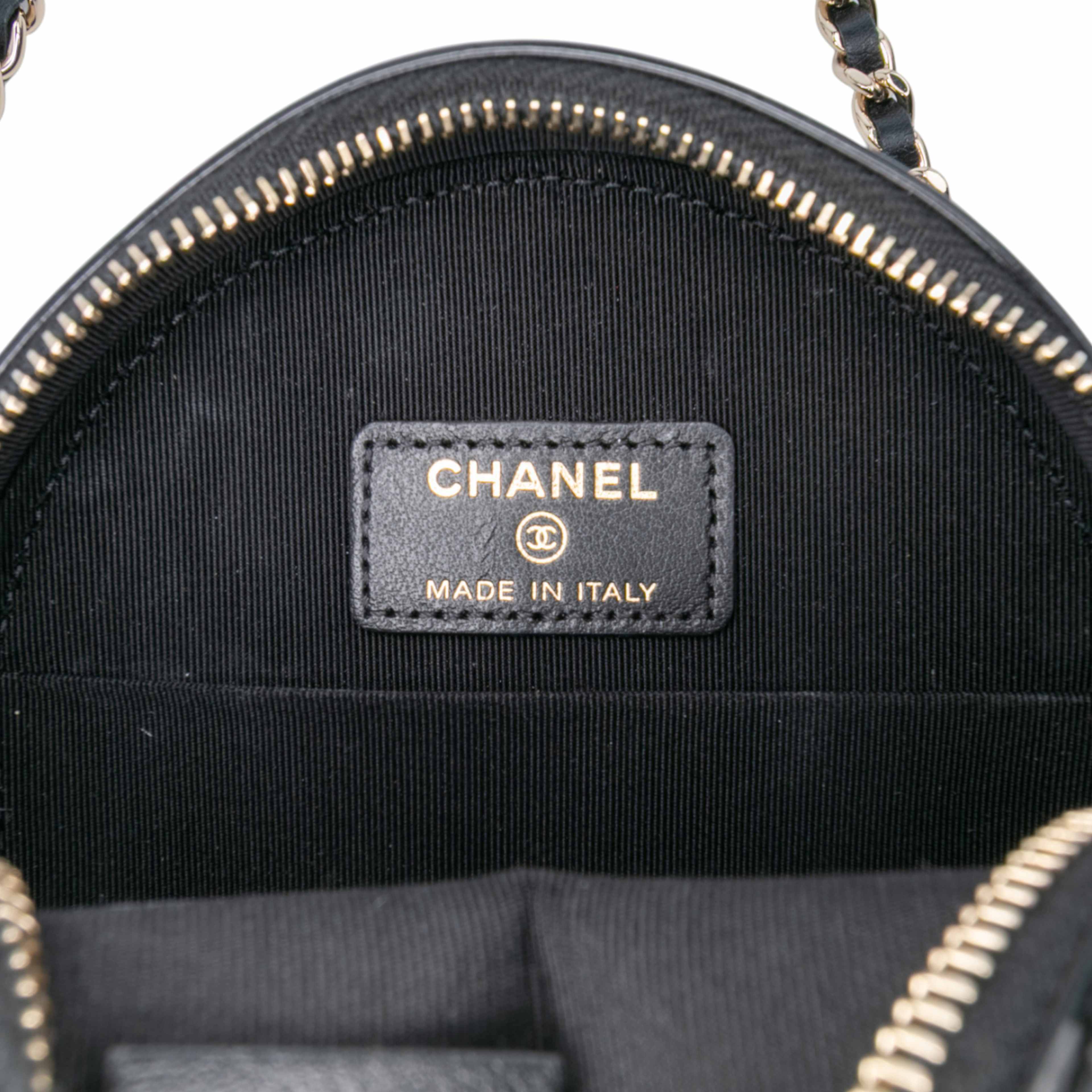 Chanel Quilted Patent Round As Earth Crossbody, från Luxclusif, i färgen black. Klicka för att öppna bilden i stort format