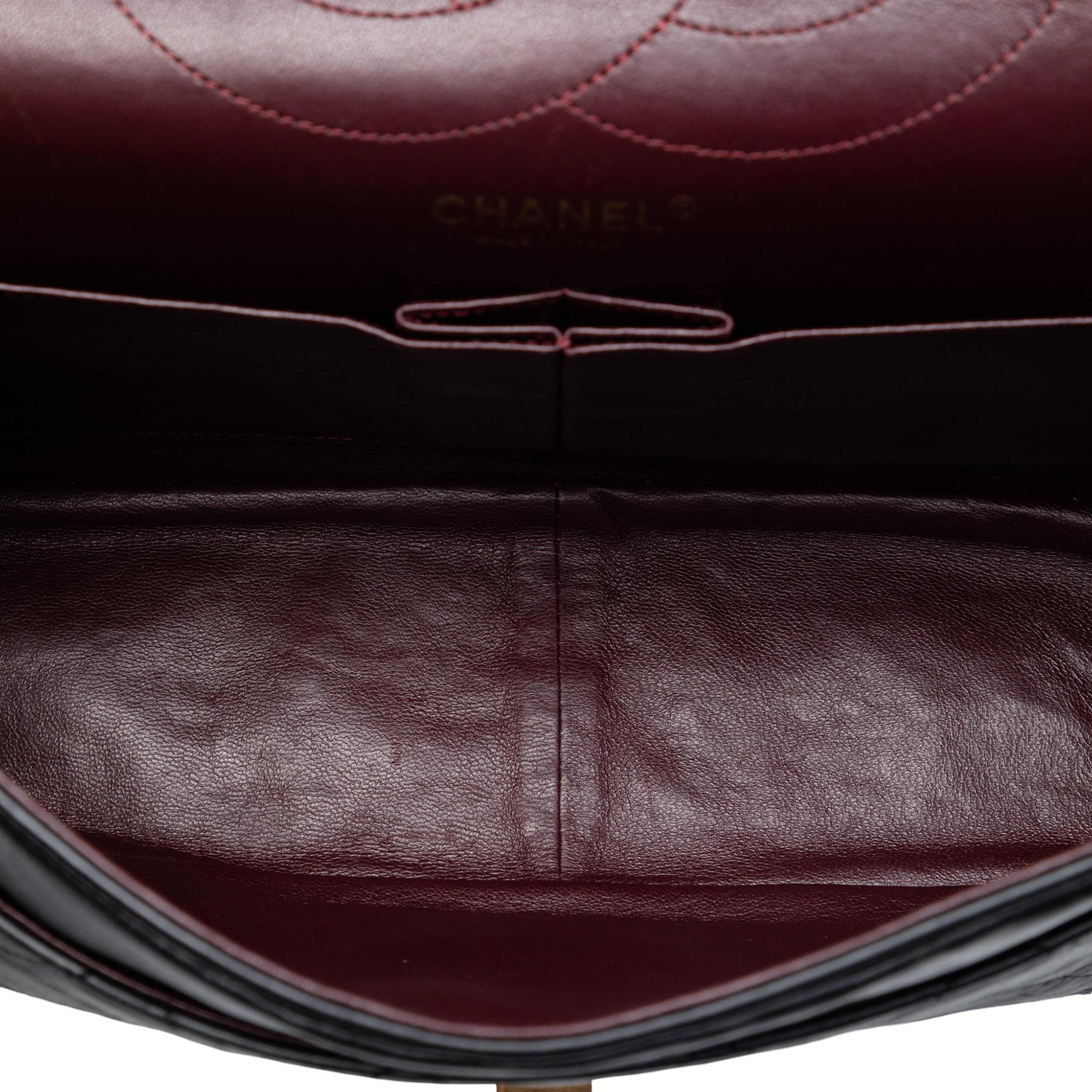 Chanel Quilted Aged Calfskin Reissue 2.55 Double Flap 227, från Luxclusif, i färgen black. Klicka för att öppna bilden i stort format