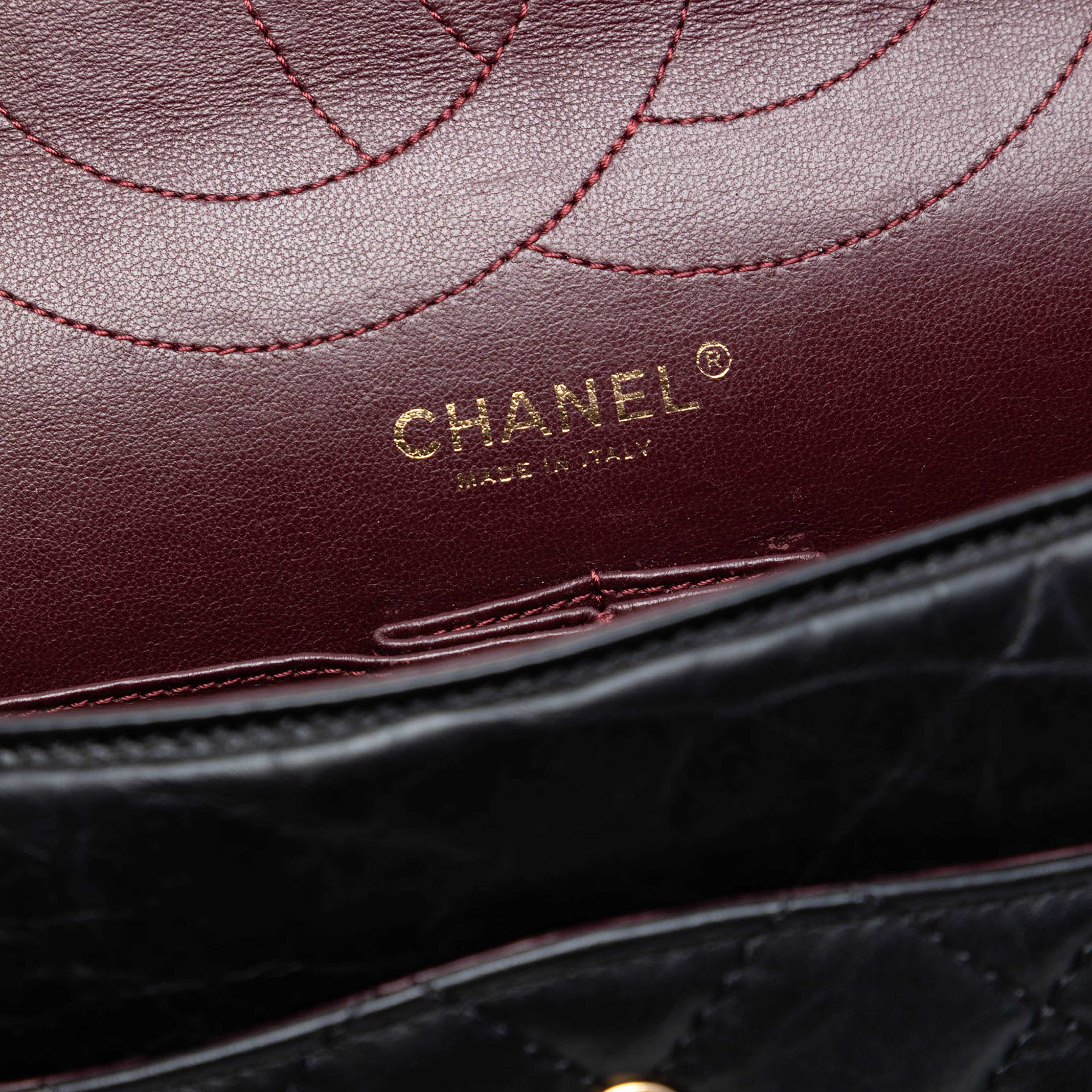 Chanel Quilted Aged Calfskin Reissue 2.55 Double Flap 227, från Luxclusif, i färgen black. Klicka för att öppna bilden i stort format