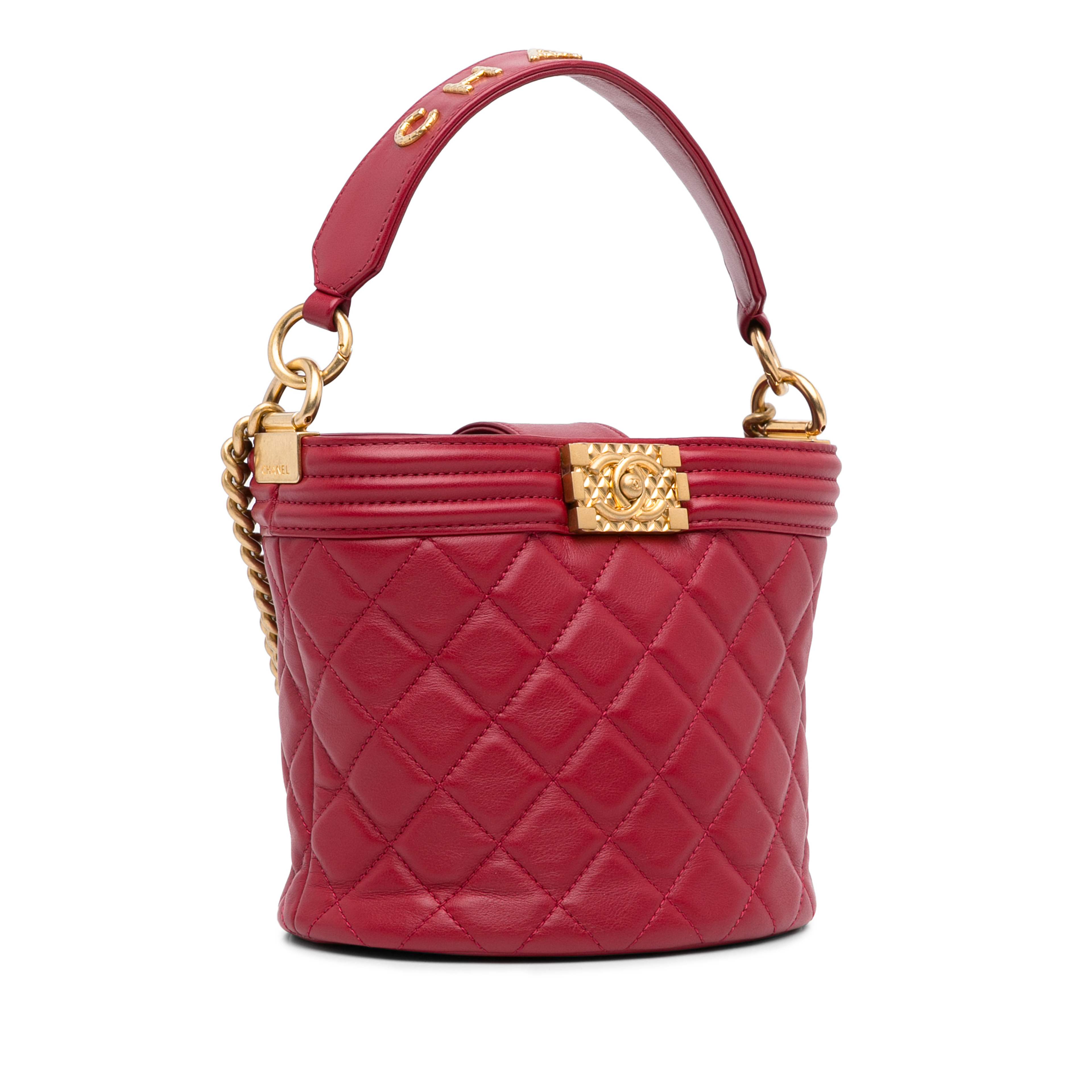 Chanel Calfskin Boy Bucket Bag, från Luxclusif, i färgen red.