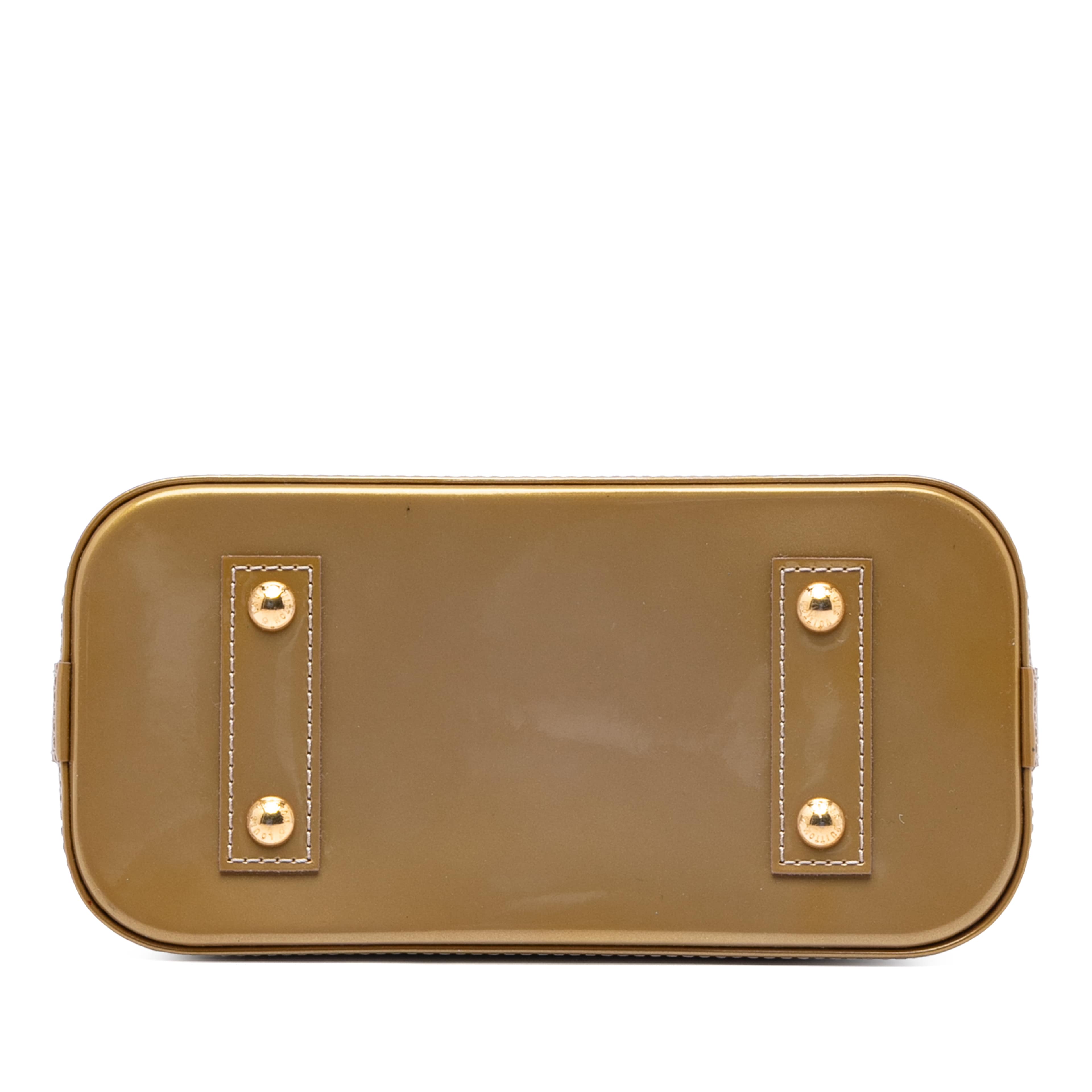 Louis Vuitton Monogram Vernis Alma Bb, från Luxclusif, i färgen guld. Klicka för att öppna bilden i stort format