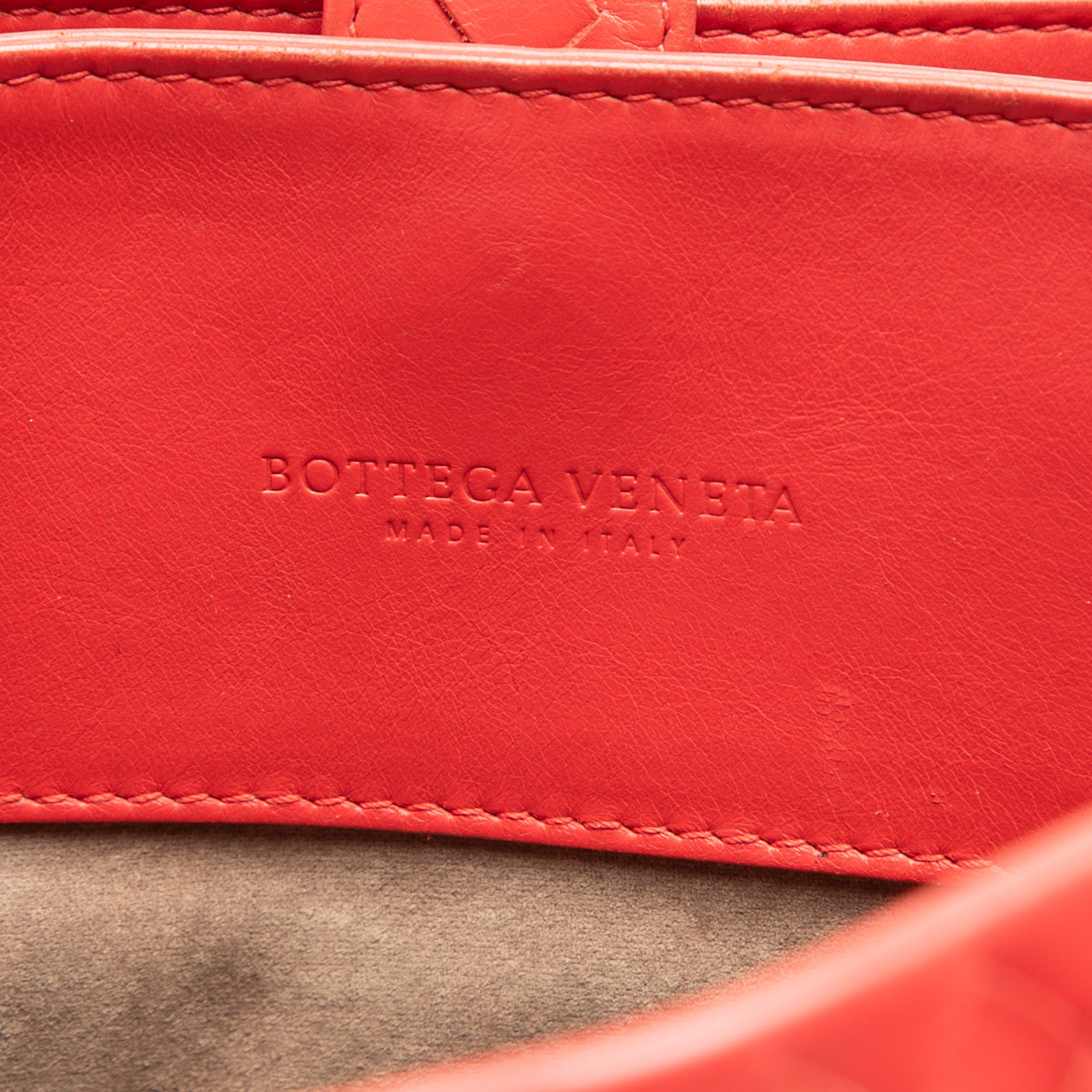 Bottega Veneta Small Nappa Intrecciato Roma Satchel, från Luxclusif, i färgen röd. Klicka för att öppna bilden i stort format