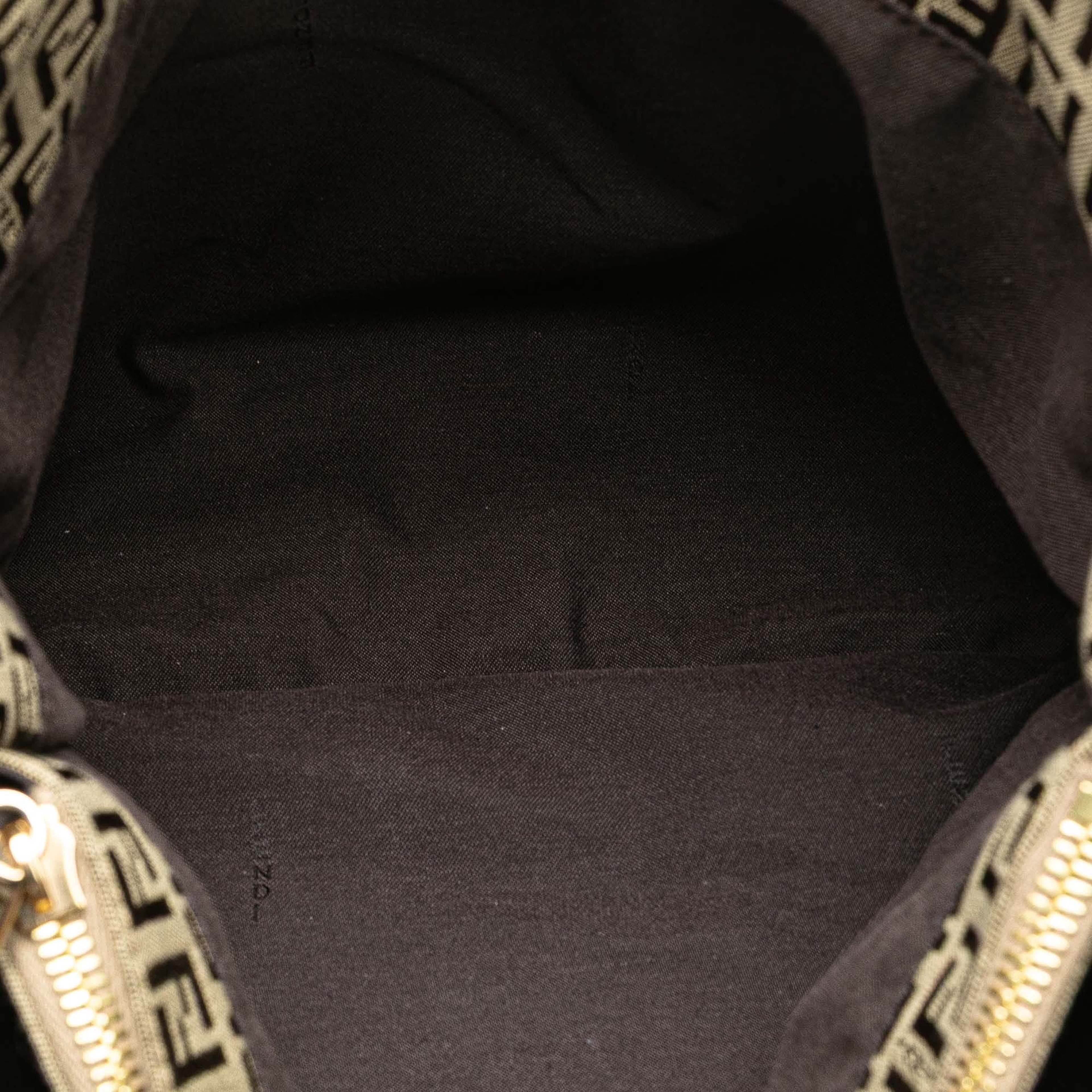 Fendi Zucchino Canvas Tote, från Luxclusif, i färgen beige. Klicka för att öppna bilden i stort format