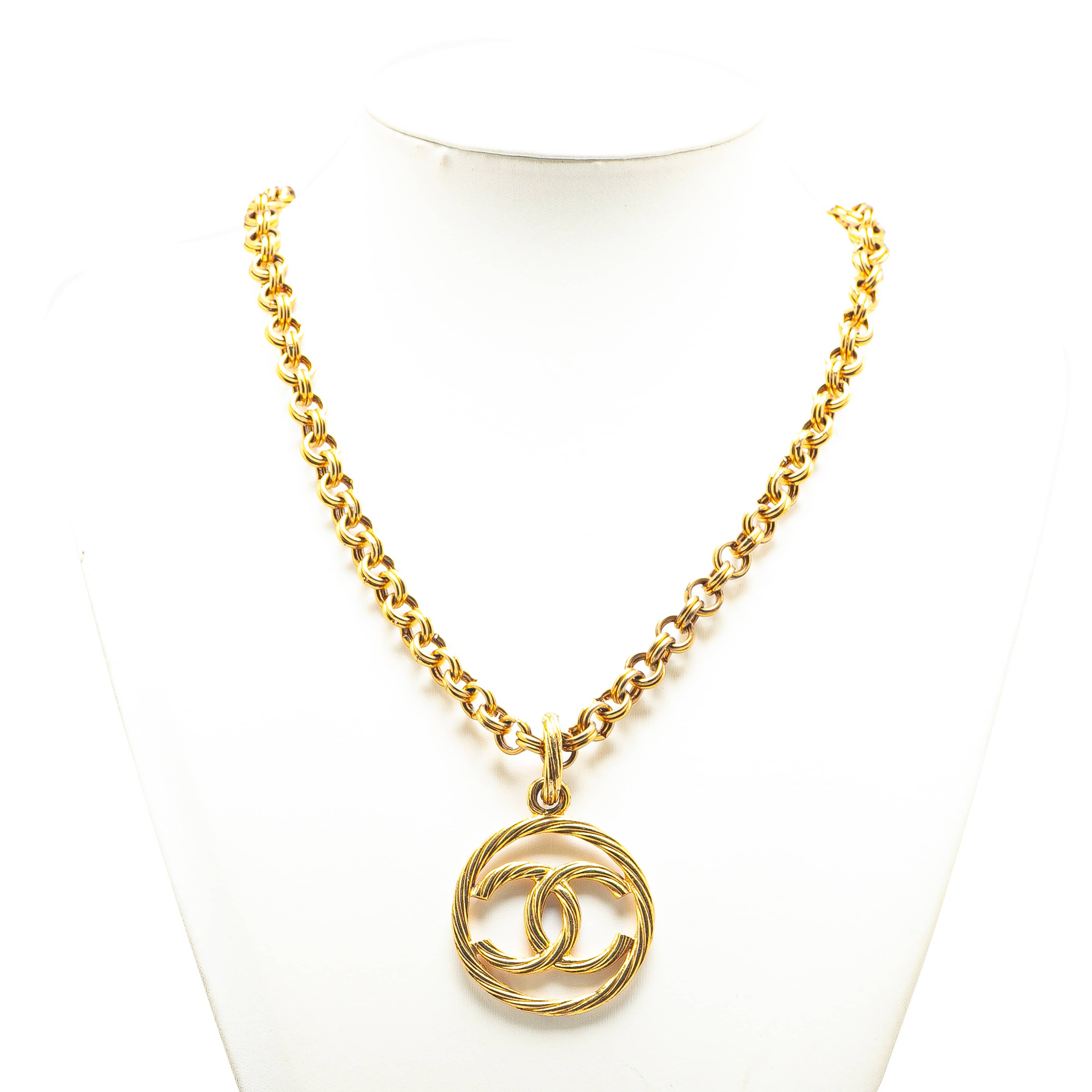 Chanel Gold Plated Cc Tornado Pendant Necklace, från Luxclusif, i färgen guld. Klicka för att öppna bilden i stort format