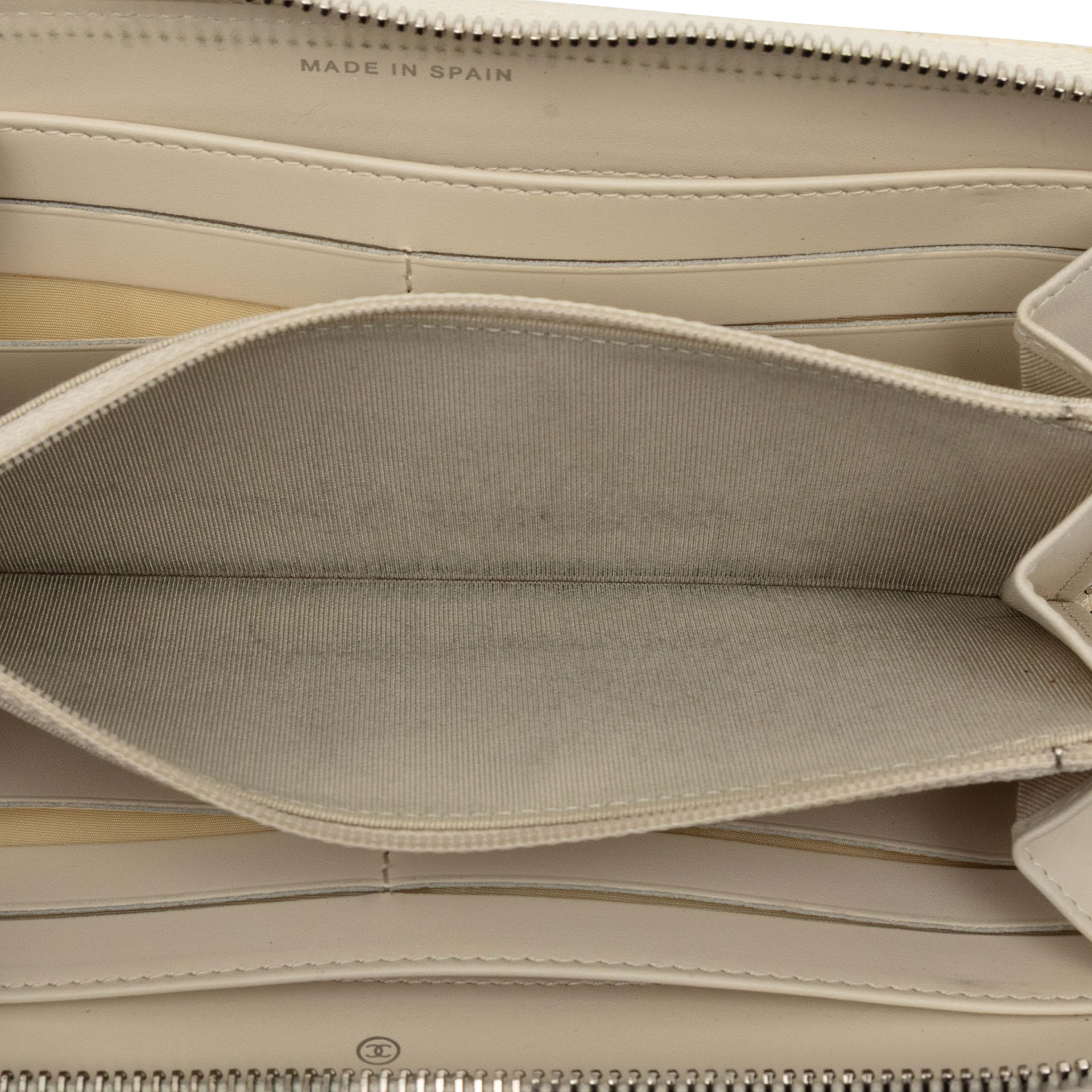 Chanel Cc Quilted Iridescent Caviar Zip Around Long Wallet, från Luxclusif, i färgen ivory. Klicka för att öppna bilden i stort format