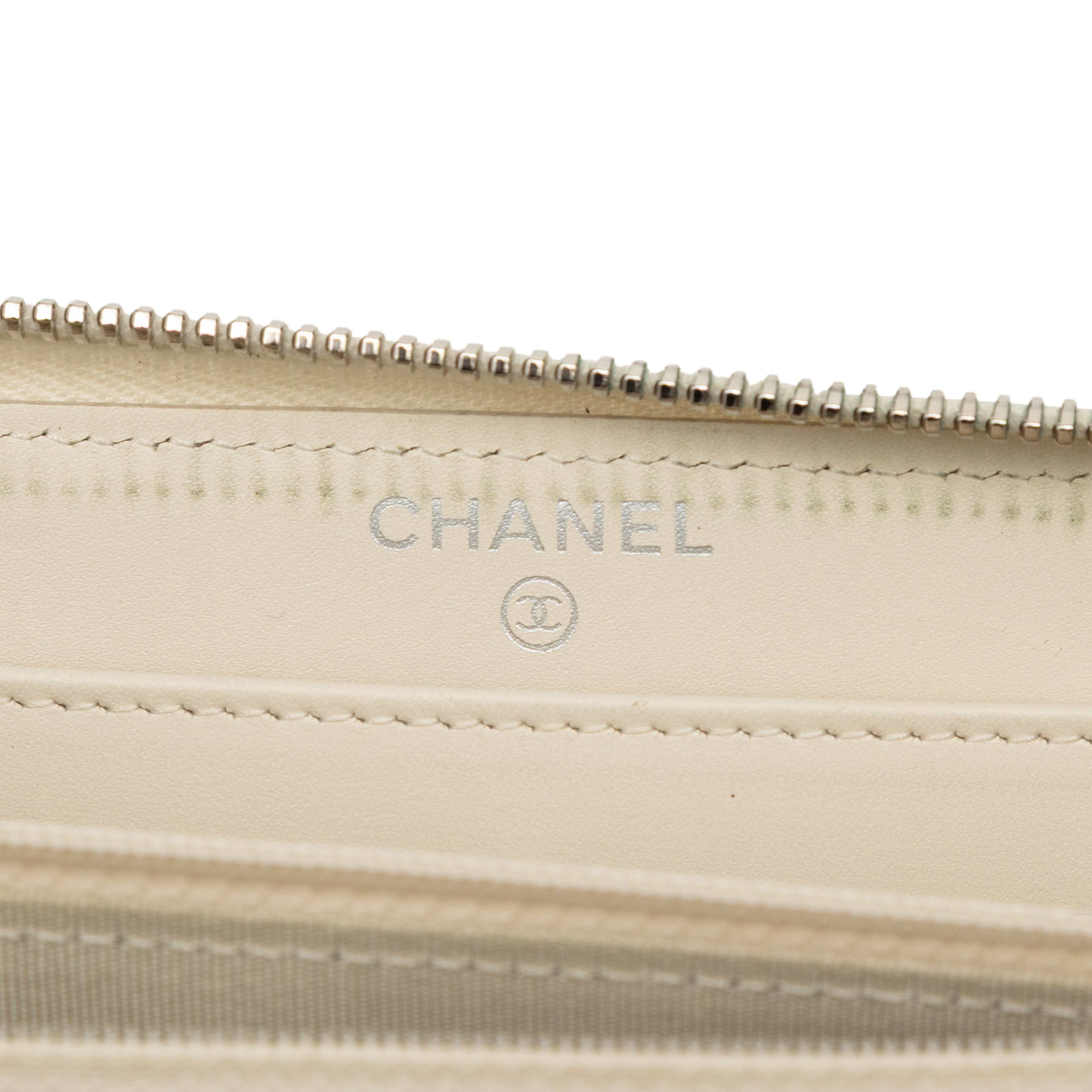 Chanel Cc Quilted Iridescent Caviar Zip Around Long Wallet, från Luxclusif, i färgen ivory. Klicka för att öppna bilden i stort format