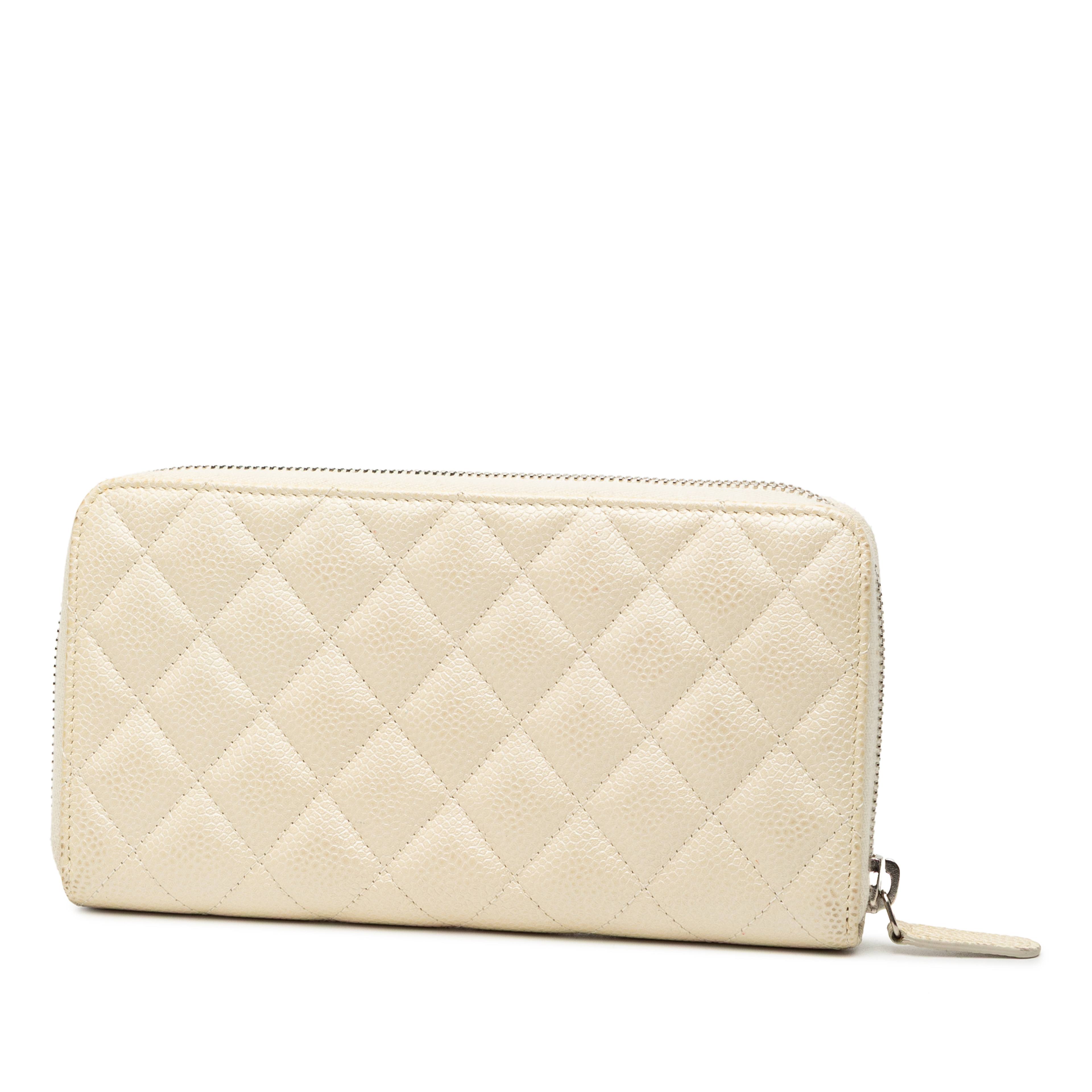Chanel Cc Quilted Iridescent Caviar Zip Around Long Wallet, från Luxclusif, i färgen ivory. Klicka för att öppna bilden i stort format