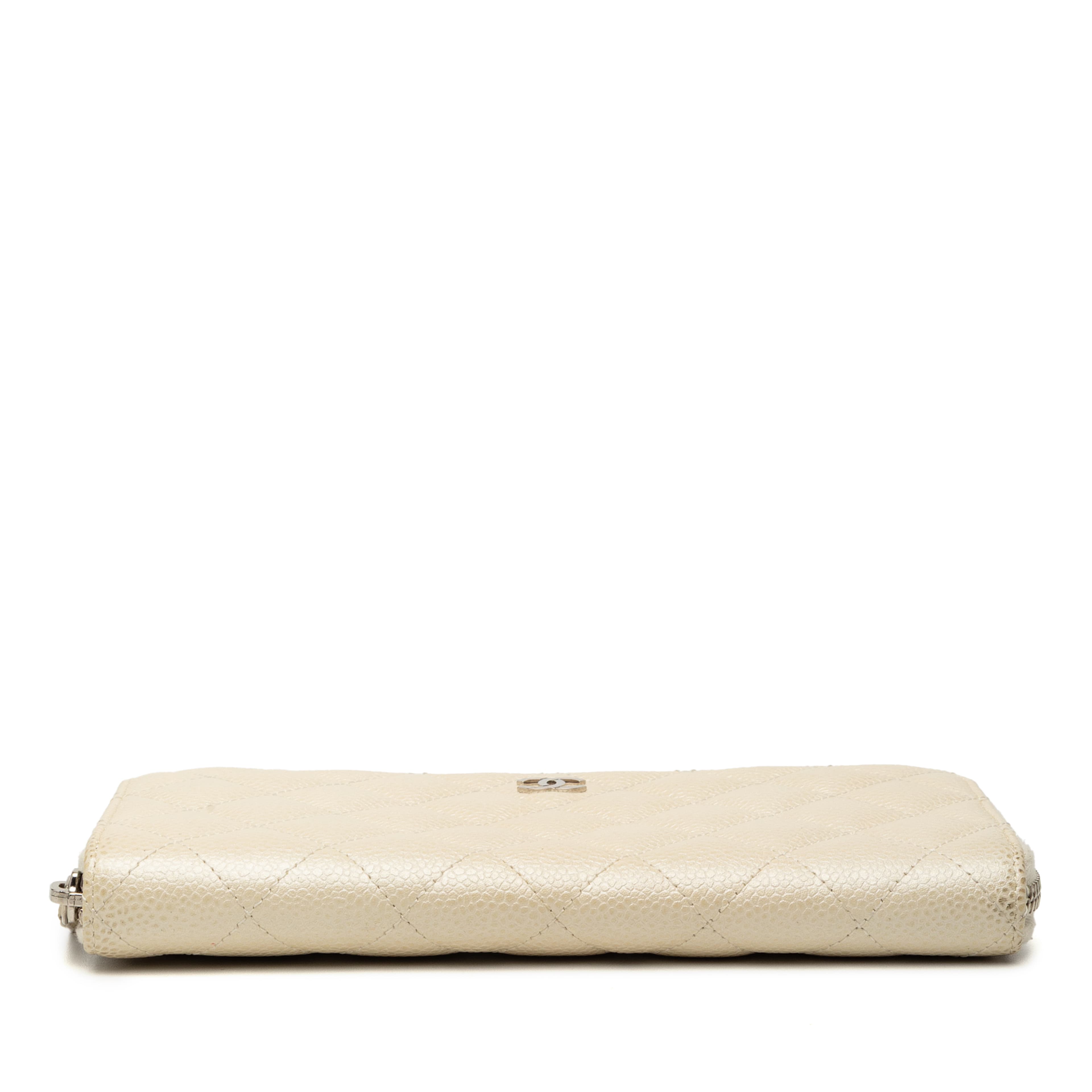 Chanel Cc Quilted Iridescent Caviar Zip Around Long Wallet, från Luxclusif, i färgen ivory. Klicka för att öppna bilden i stort format