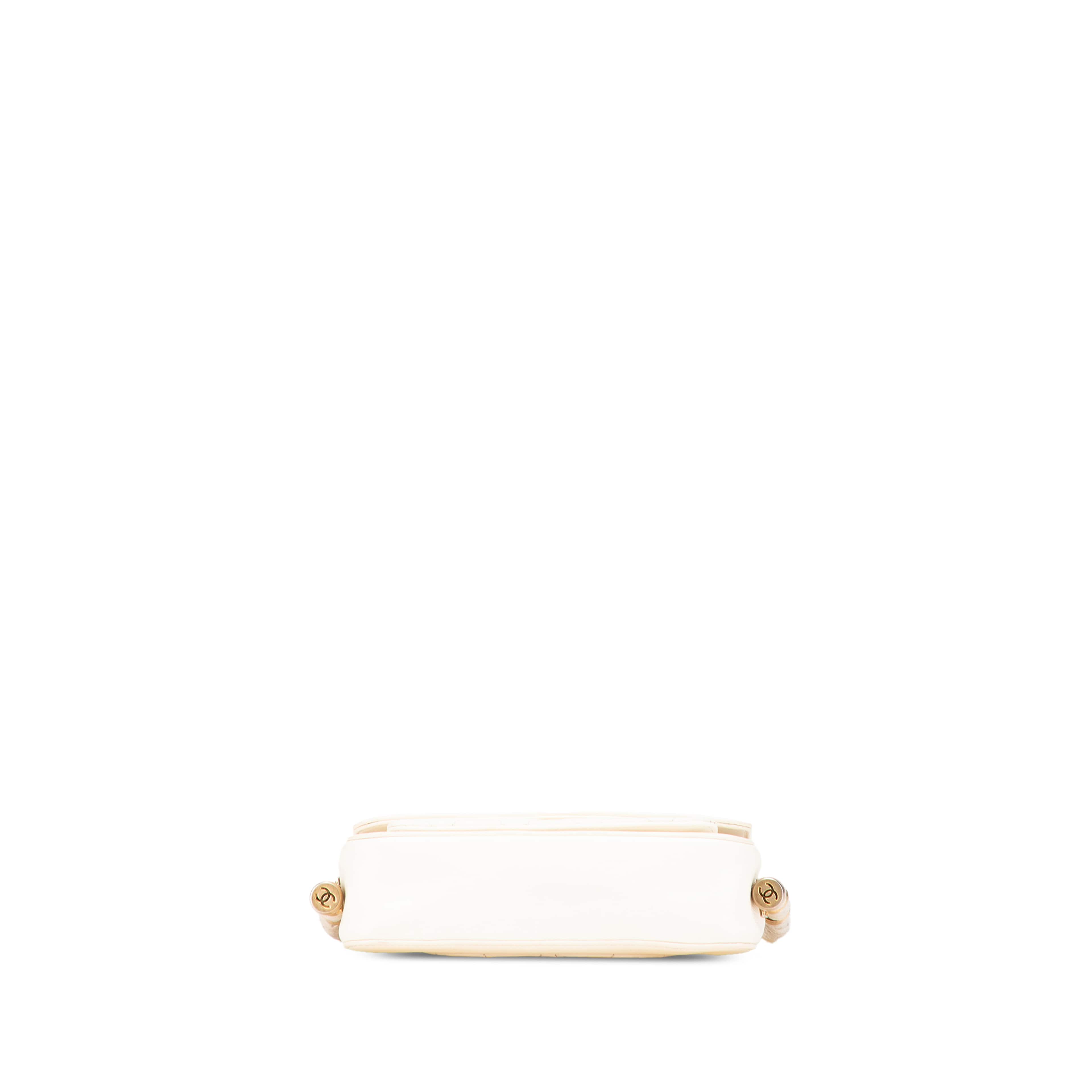 Chanel Crumpled Calfskin En Vogue Rope Flap, från Luxclusif, i färgen ivory. Klicka för att öppna bilden i stort format