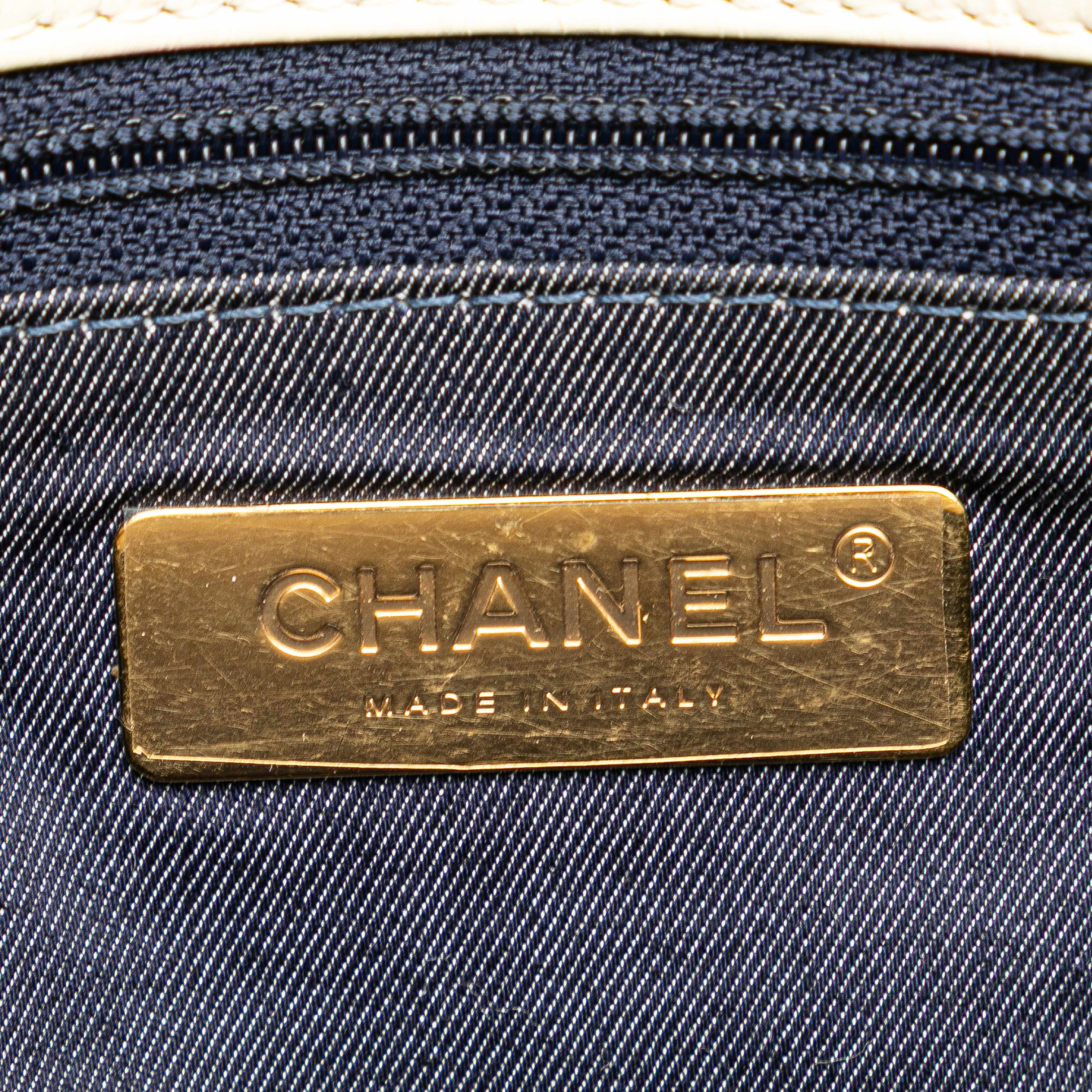 Chanel Crumpled Calfskin En Vogue Rope Flap, från Luxclusif, i färgen ivory. Klicka för att öppna bilden i stort format