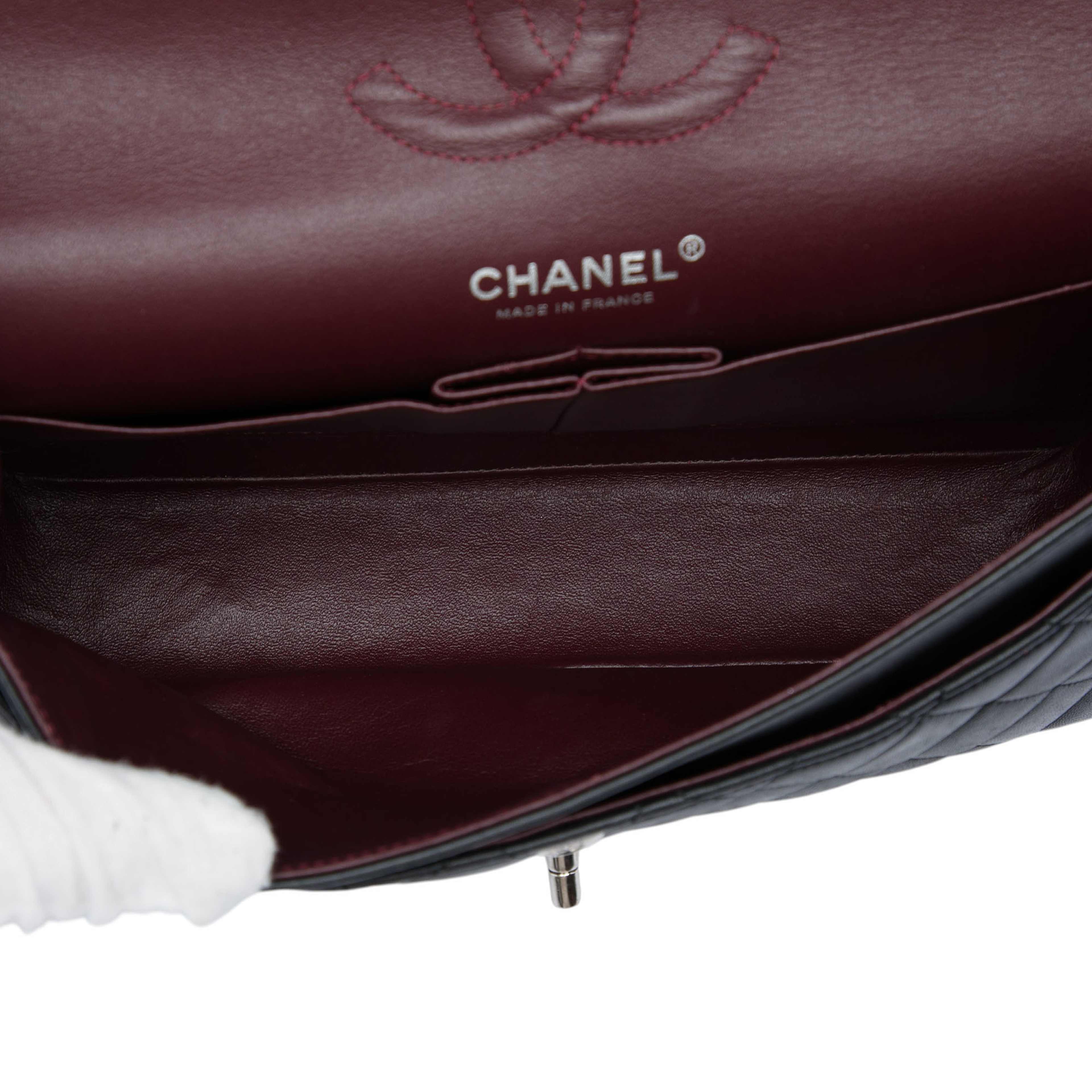 Chanel Medium Classic Lambskin Double Flap, från Luxclusif, i färgen svart. Klicka för att öppna bilden i stort format