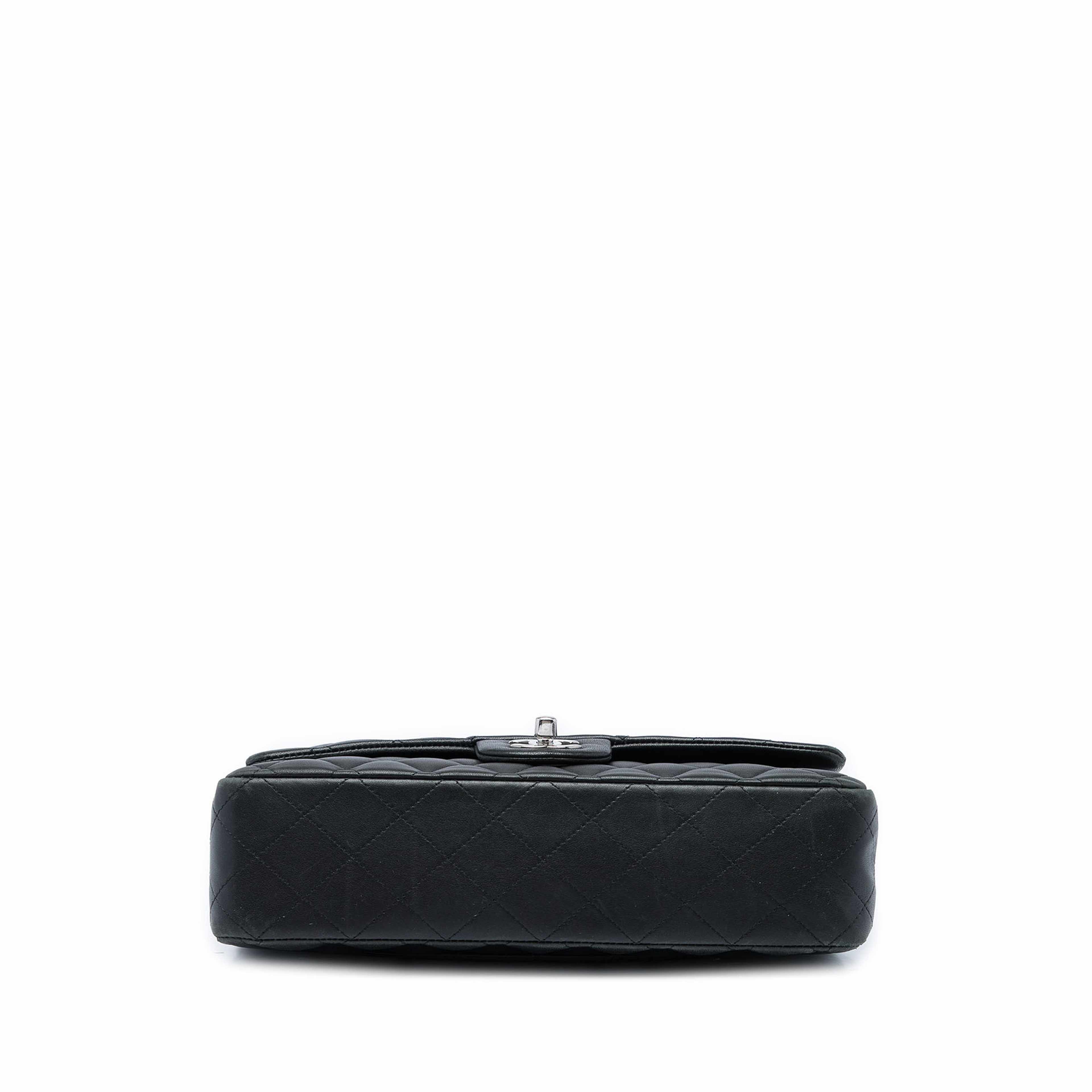 Chanel Medium Classic Lambskin Double Flap, från Luxclusif, i färgen svart. Klicka för att öppna bilden i stort format