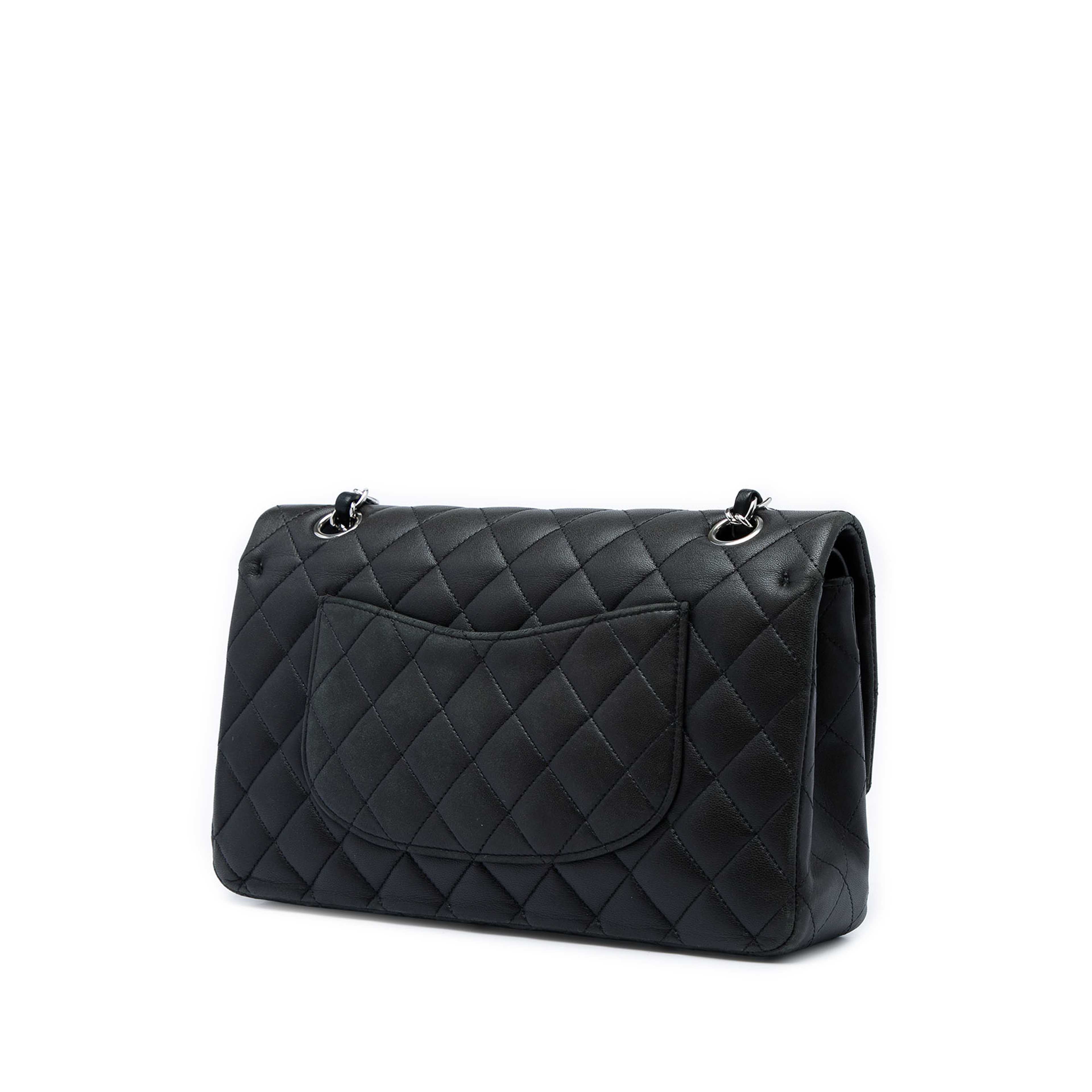 Chanel Medium Classic Lambskin Double Flap, från Luxclusif, i färgen svart. Klicka för att öppna bilden i stort format