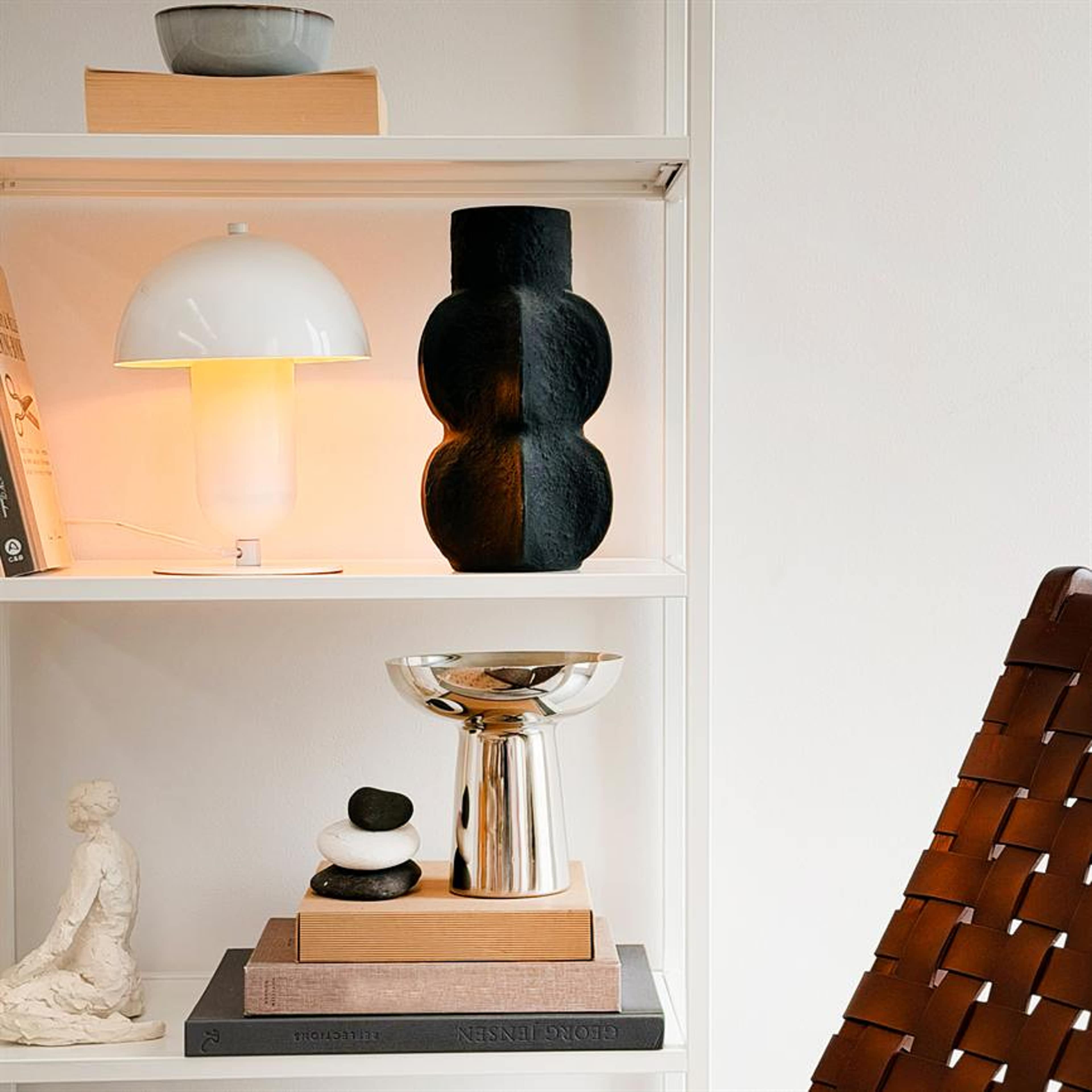 Movie Table Lamp, från Dyberg Larsen, i färgen white. Klicka för att öppna bilden i stort format