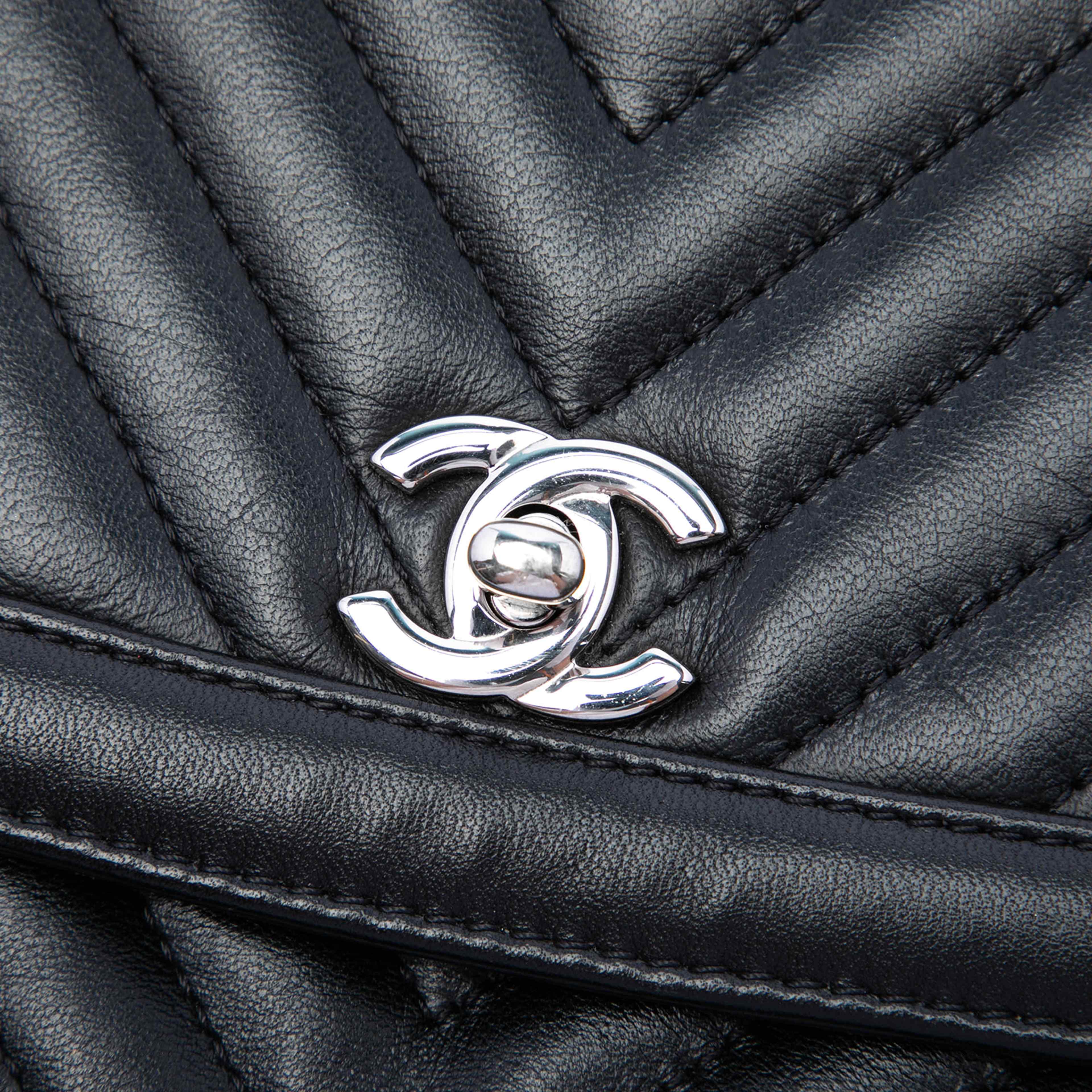 Chanel Cc Chevron Lambskin Round Flap Clutch, från Luxclusif, i färgen black. Klicka för att öppna bilden i stort format