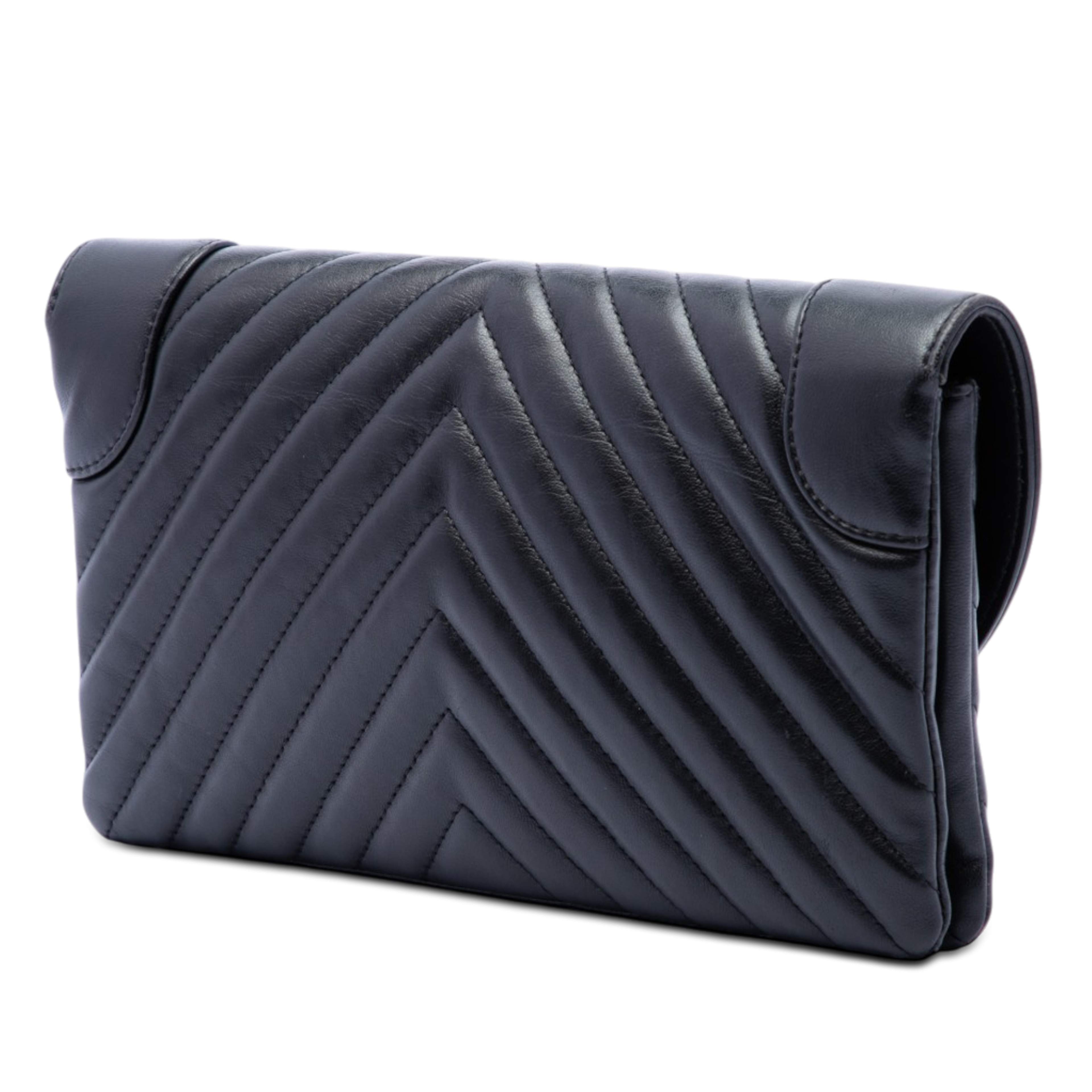 Chanel Cc Chevron Lambskin Round Flap Clutch, från Luxclusif, i färgen svart. Klicka för att öppna bilden i stort format