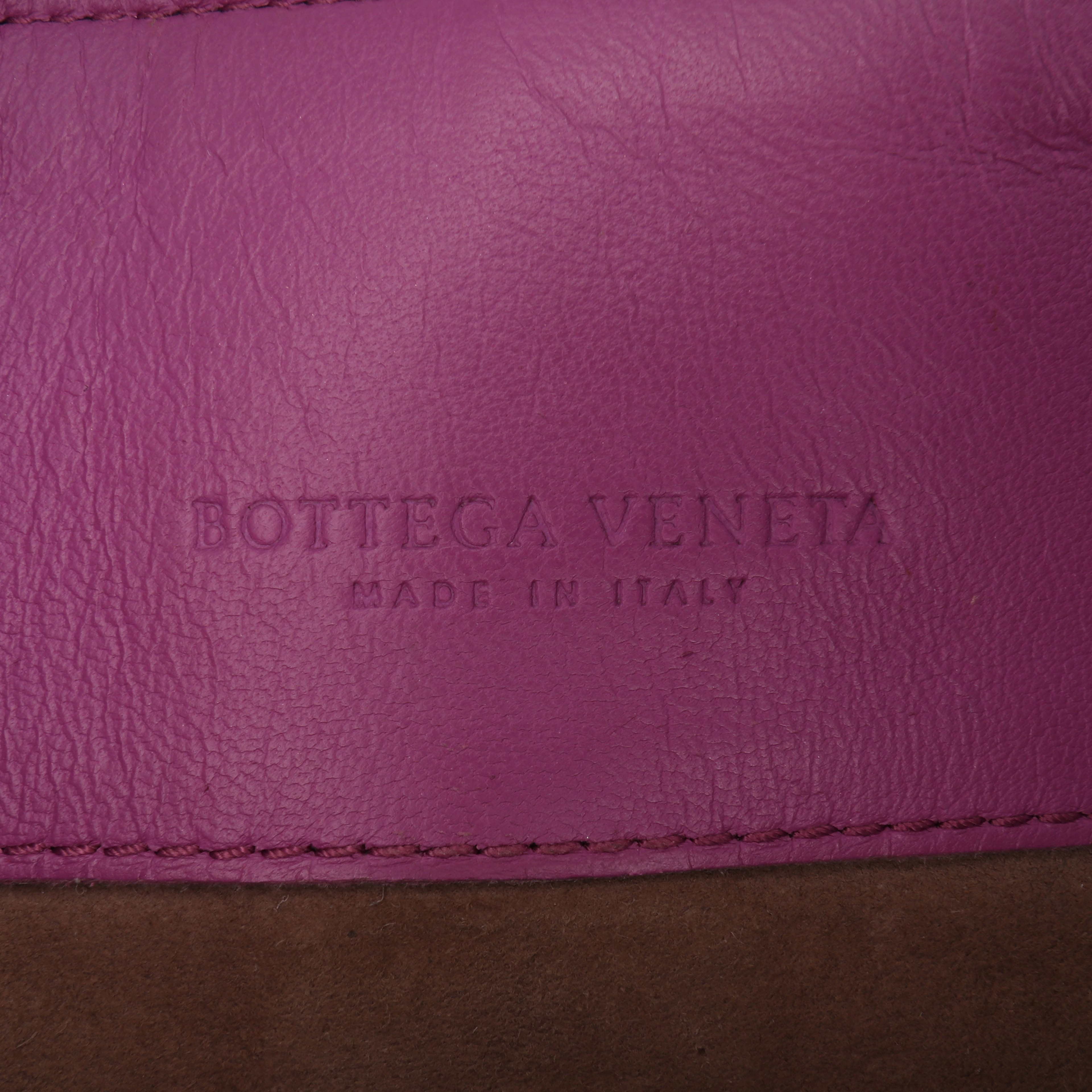 Bottega Veneta Small Nappa Intrecciato Olympia Shoulder Bag, från Luxclusif, i färgen purpur. Klicka för att öppna bilden i stort format