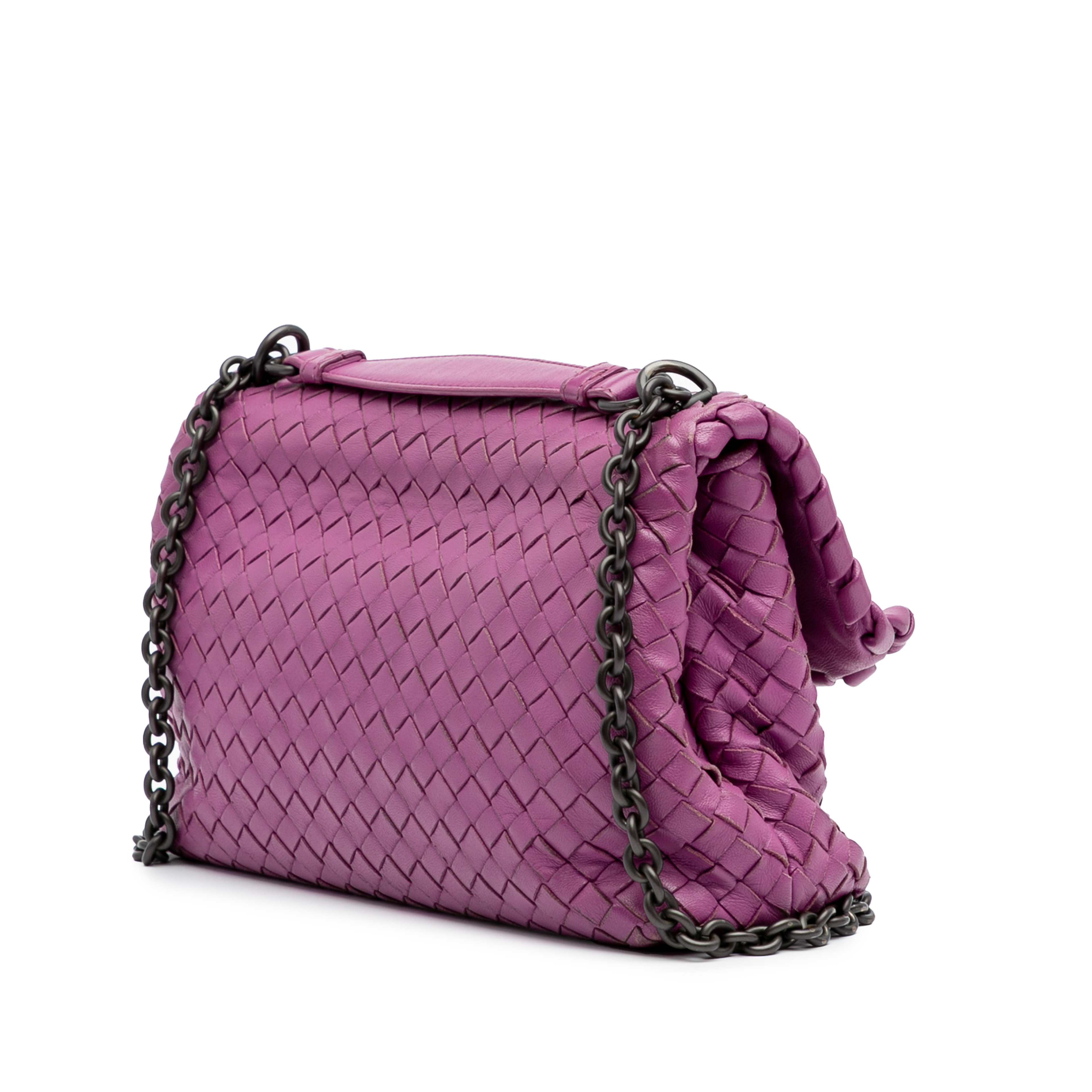 Bottega Veneta Small Nappa Intrecciato Olympia Shoulder Bag, från Luxclusif, i färgen purpur. Klicka för att öppna bilden i stort format