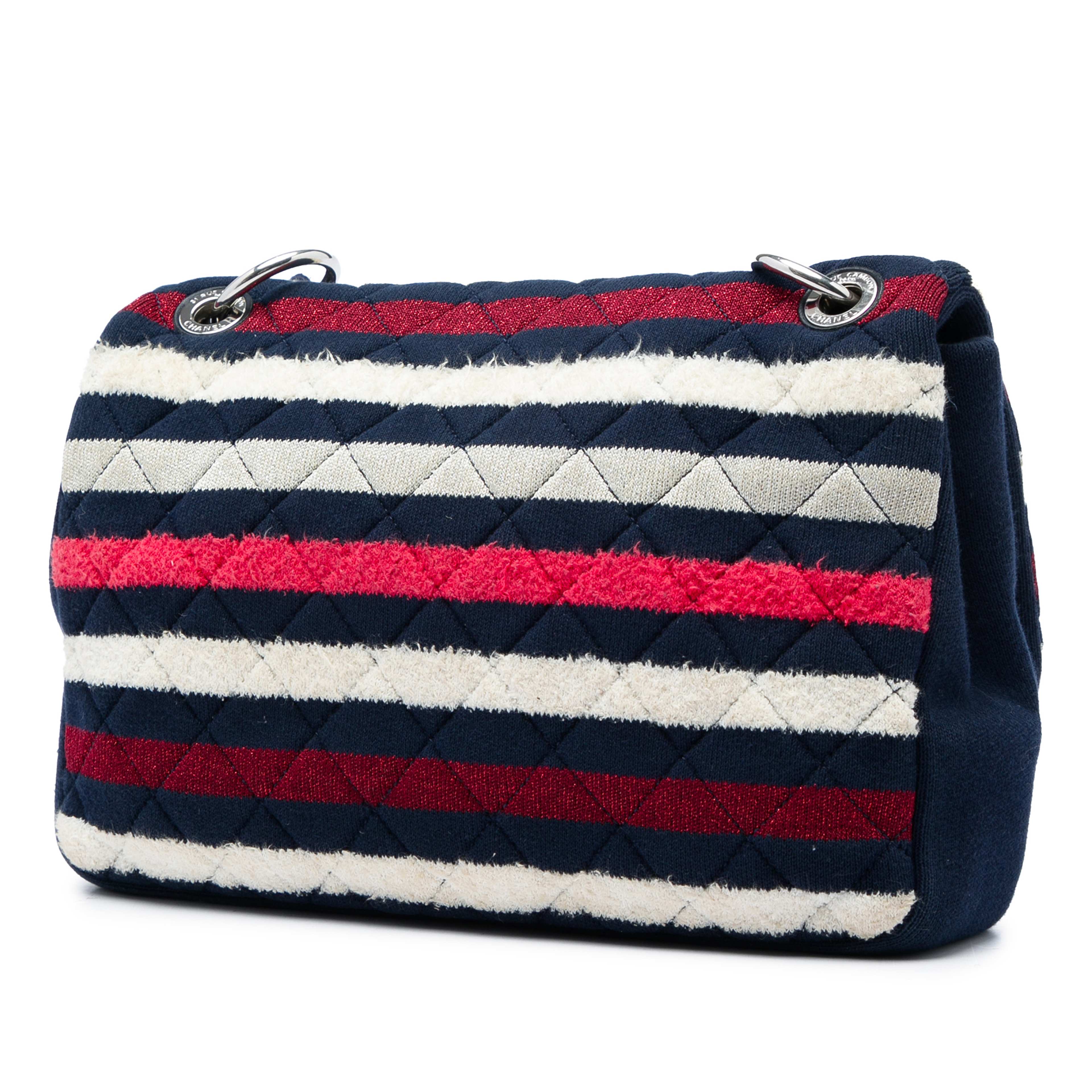 Chanel Jumbo Stripe Jersey Felt And Rope Flap, från Luxclusif, i färgen blå. Klicka för att öppna bilden i stort format