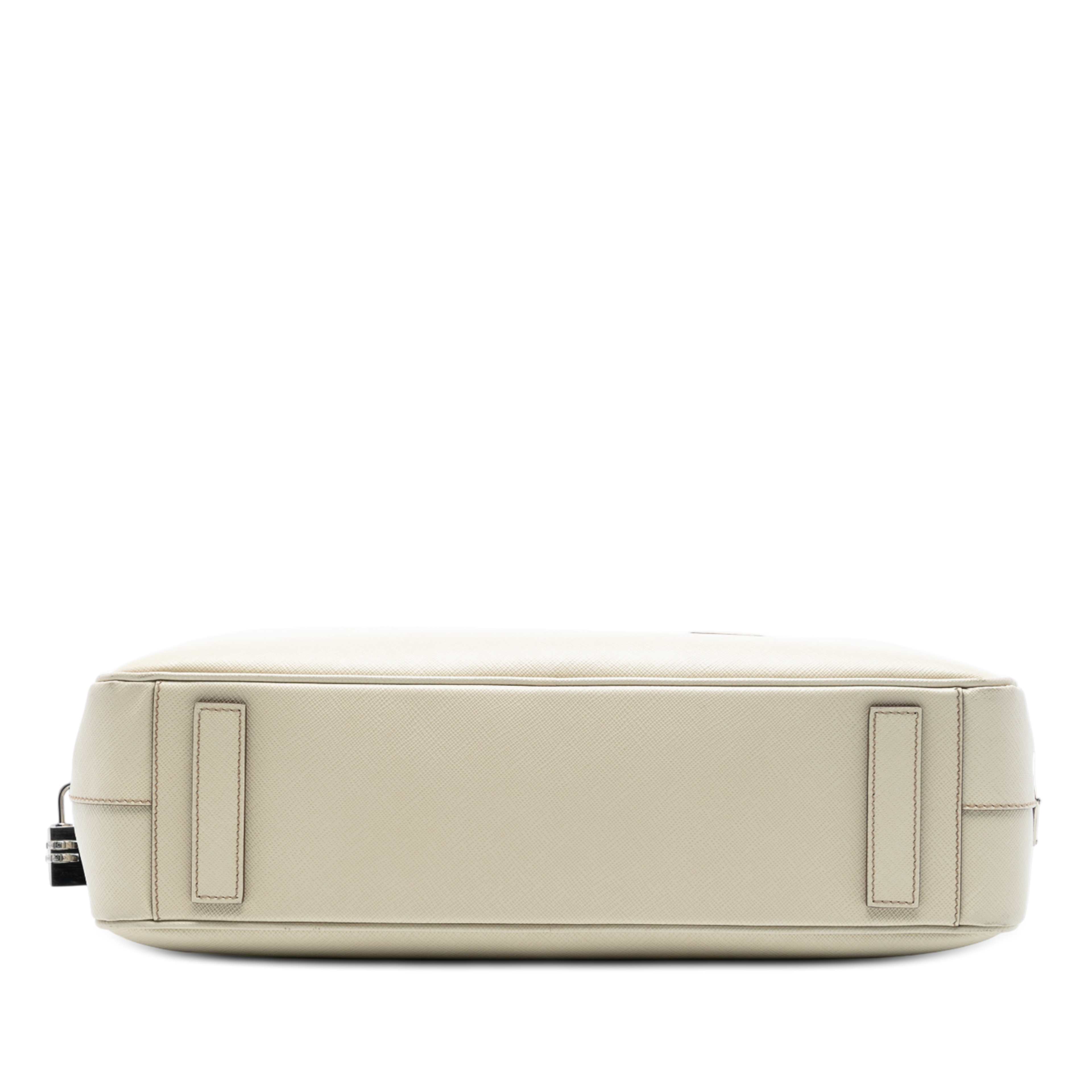 Prada Saffiano Business Bag, från Luxclusif, i färgen ivory. Klicka för att öppna bilden i stort format