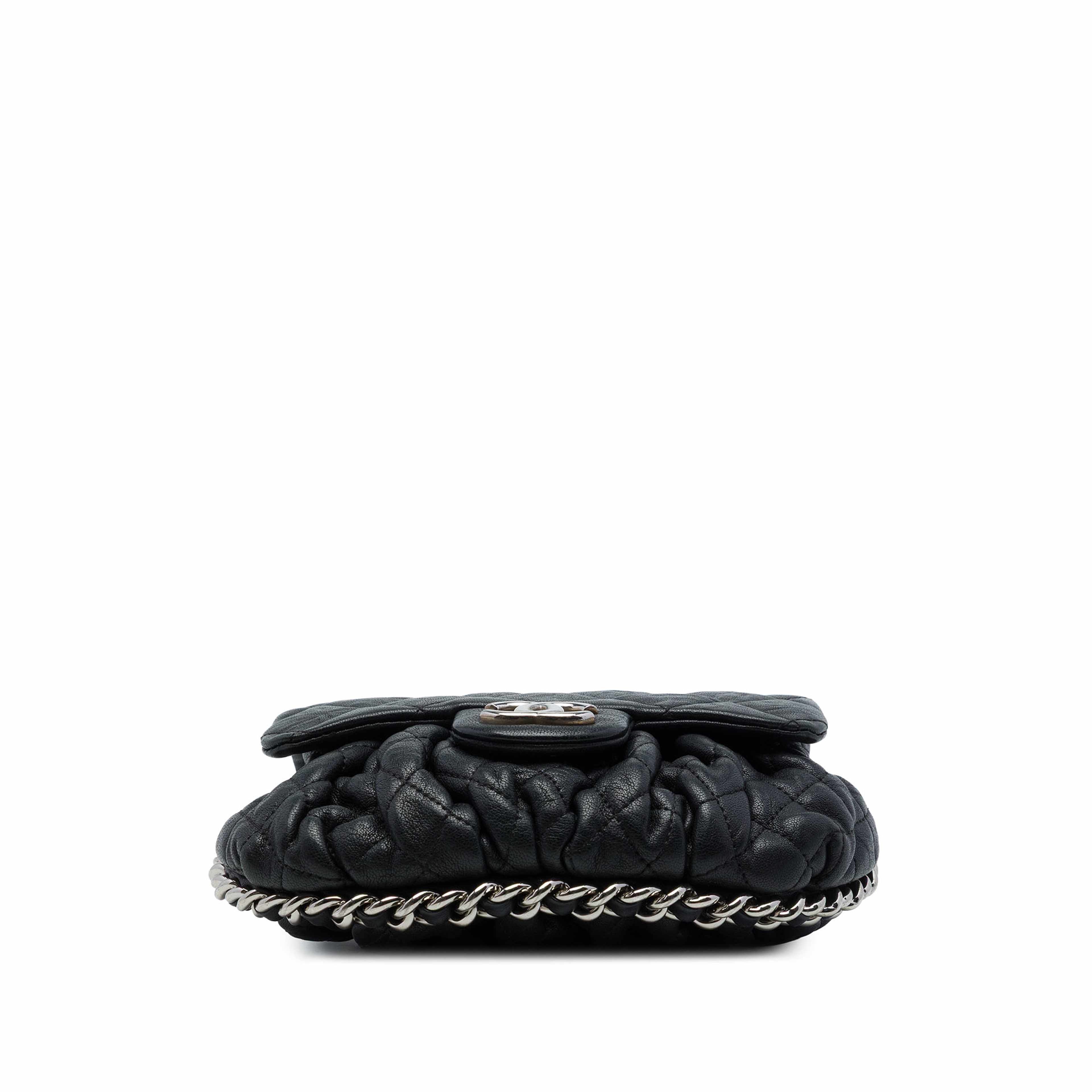 Chanel Mini Quilted Lambskin Chain Around Flap, från Luxclusif, i färgen svart. Klicka för att öppna bilden i stort format