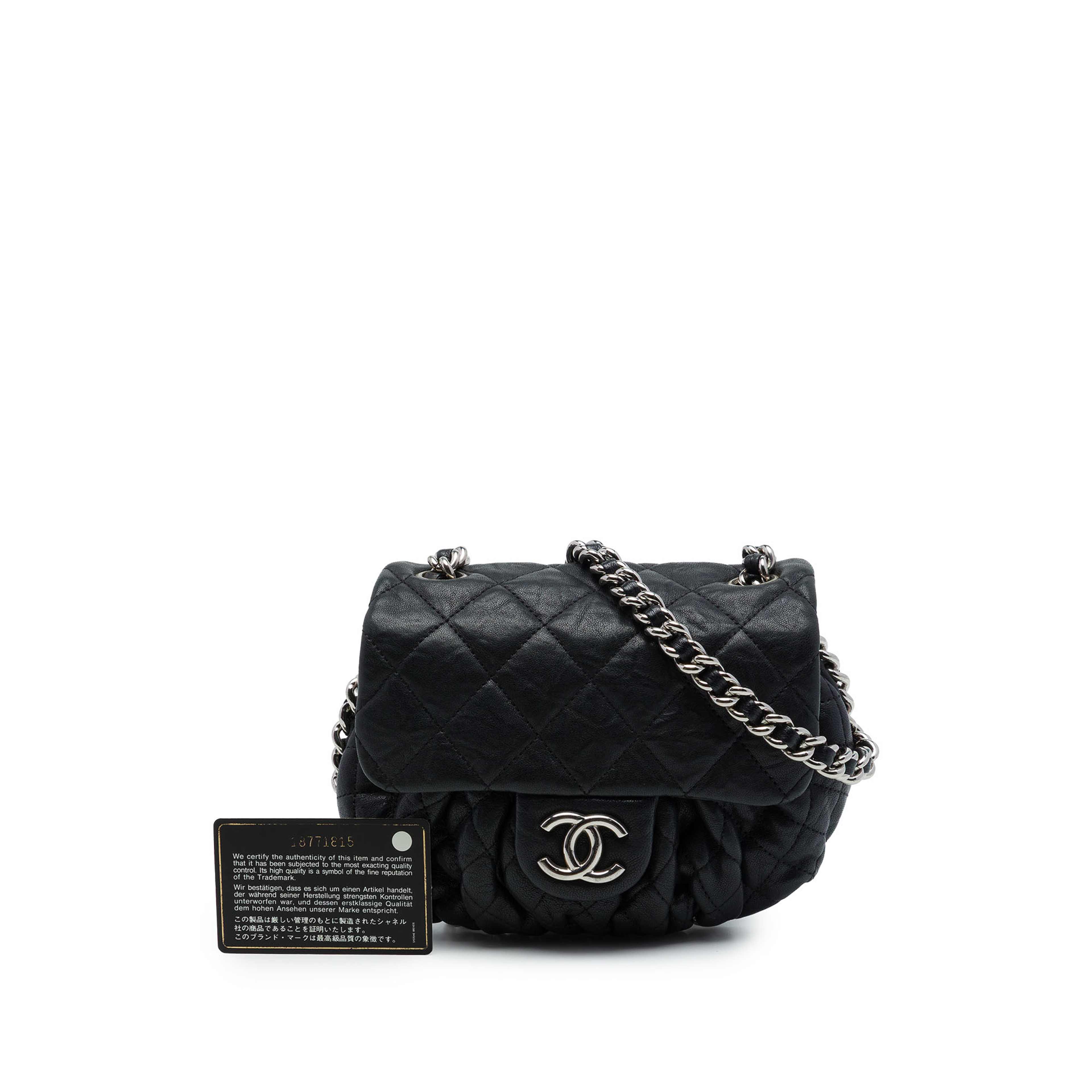 Chanel Mini Quilted Lambskin Chain Around Flap, från Luxclusif, i färgen svart. Klicka för att öppna bilden i stort format