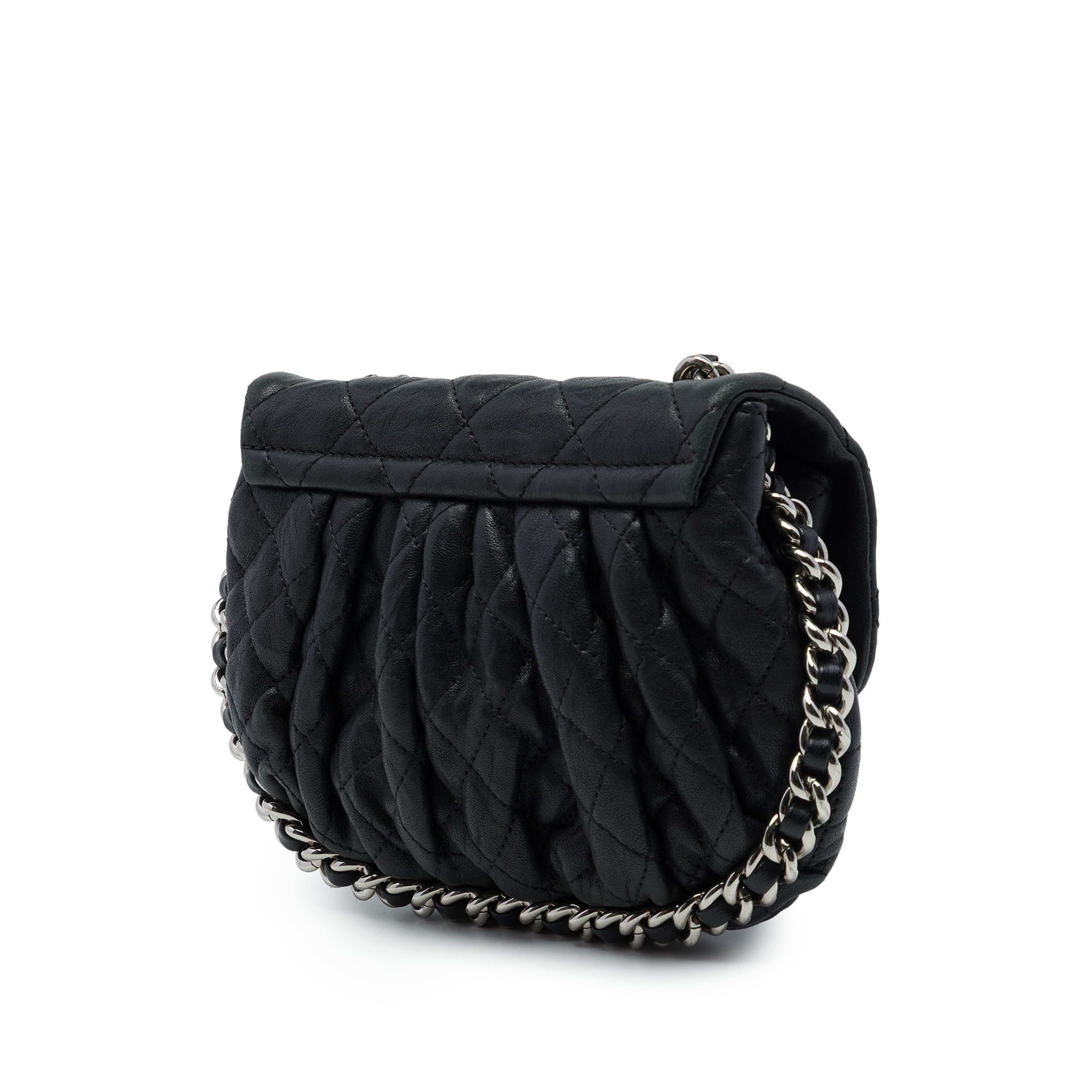 Chanel Mini Quilted Lambskin Chain Around Flap, från Luxclusif, i färgen svart. Klicka för att öppna bilden i stort format