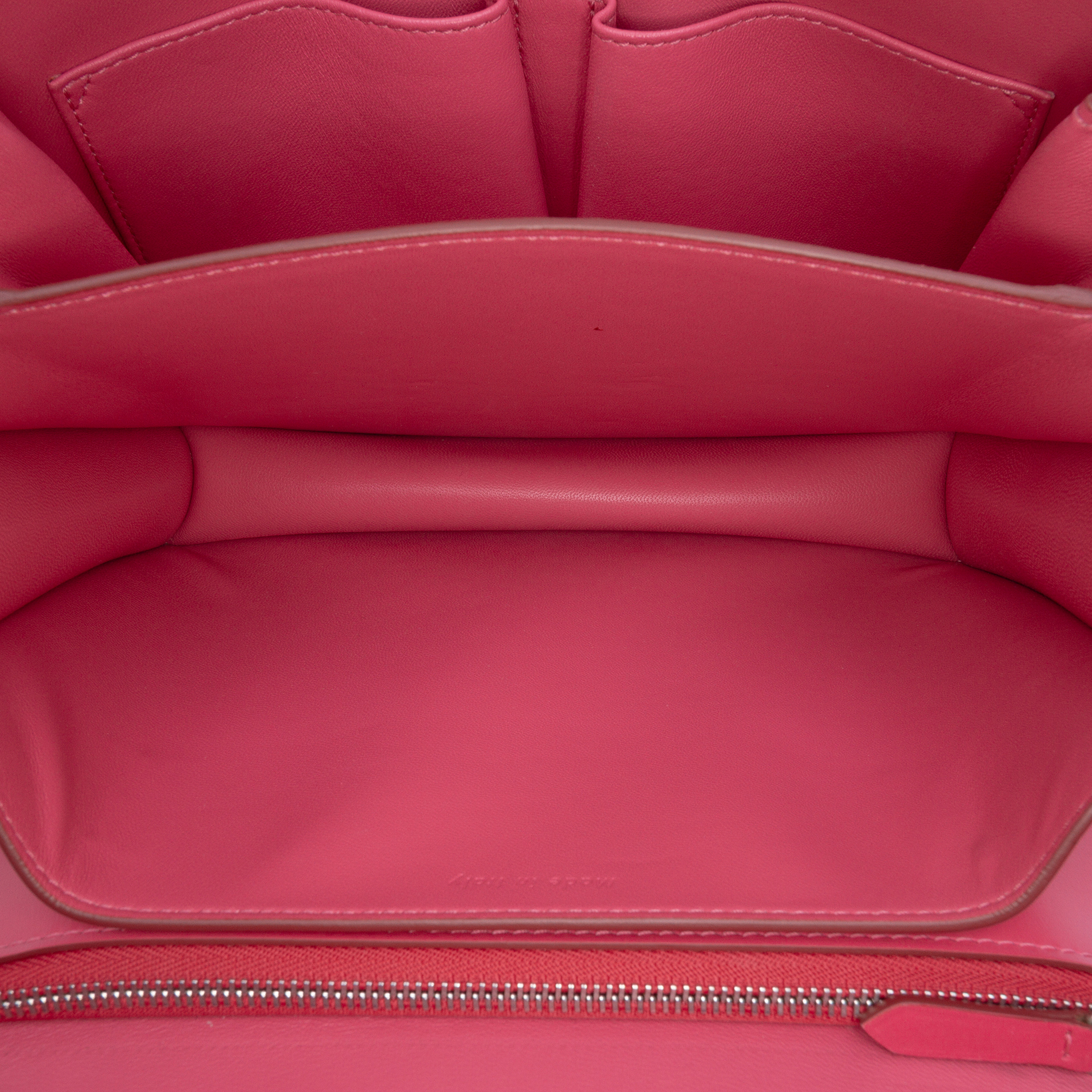 Celine Medium Calfskin Classic Box, från Luxclusif, i färgen rosa. Klicka för att öppna bilden i stort format
