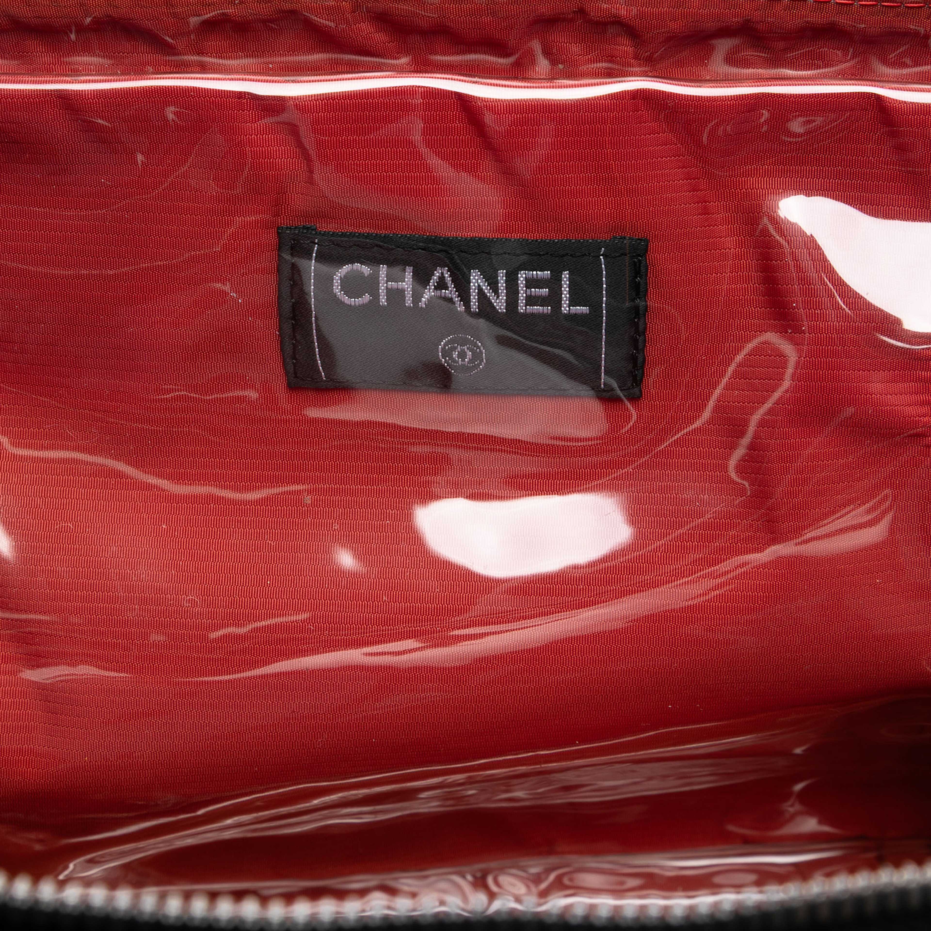 Chanel Old Travel Line Nylon Handbag, från Luxclusif, i färgen black. Klicka för att öppna bilden i stort format