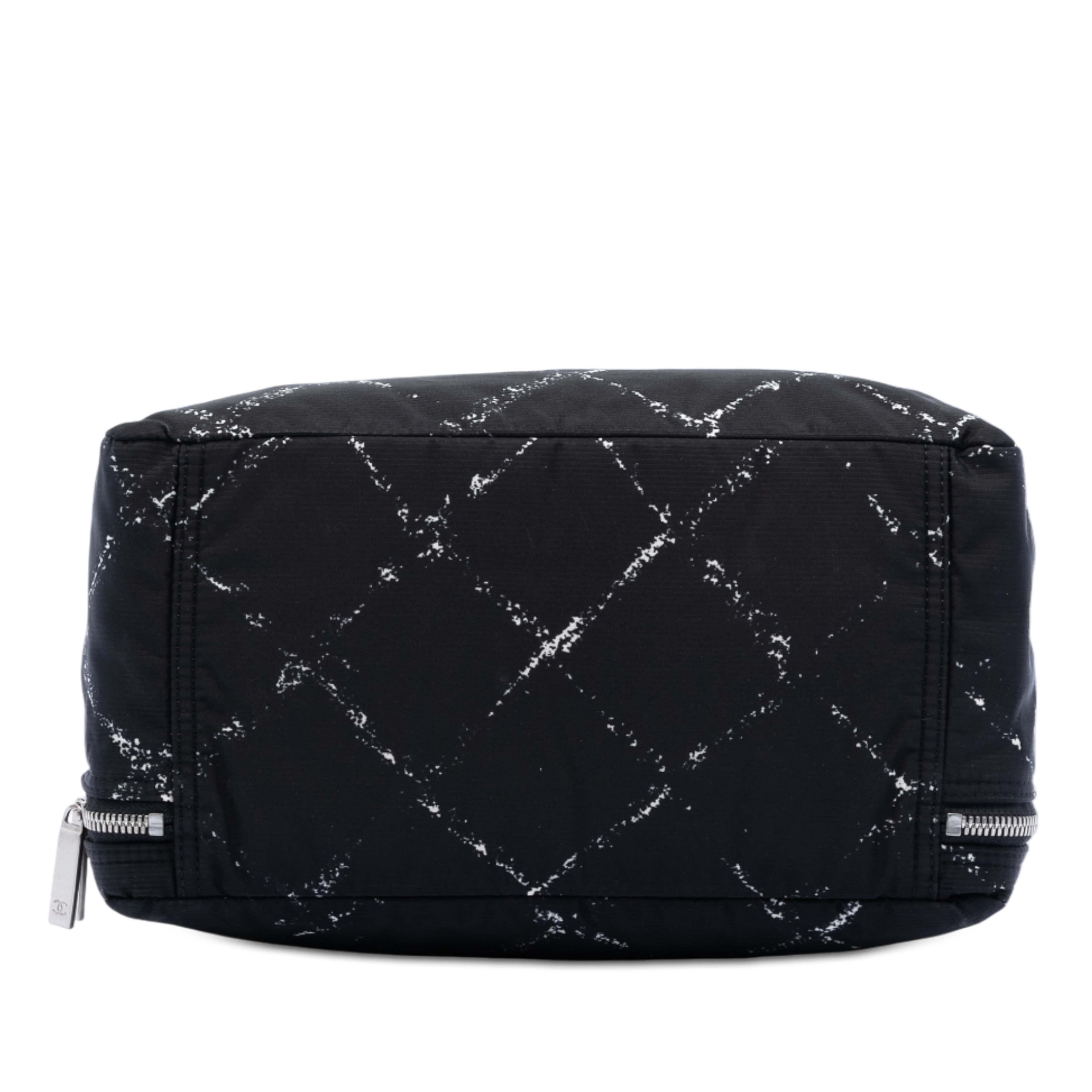 Chanel Old Travel Line Nylon Handbag, från Luxclusif, i färgen black. Klicka för att öppna bilden i stort format