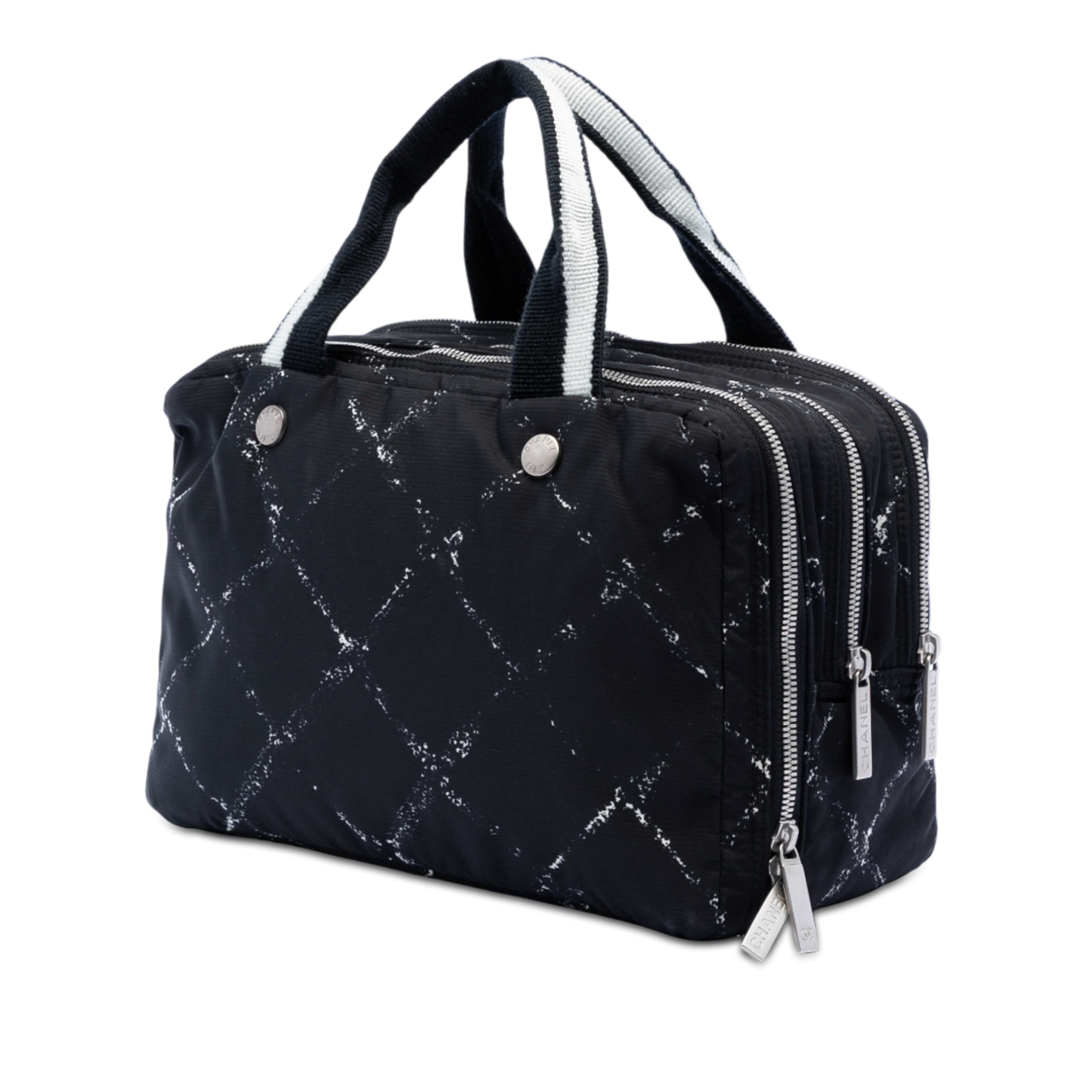 Chanel Old Travel Line Nylon Handbag, från Luxclusif, i färgen black. Klicka för att öppna bilden i stort format