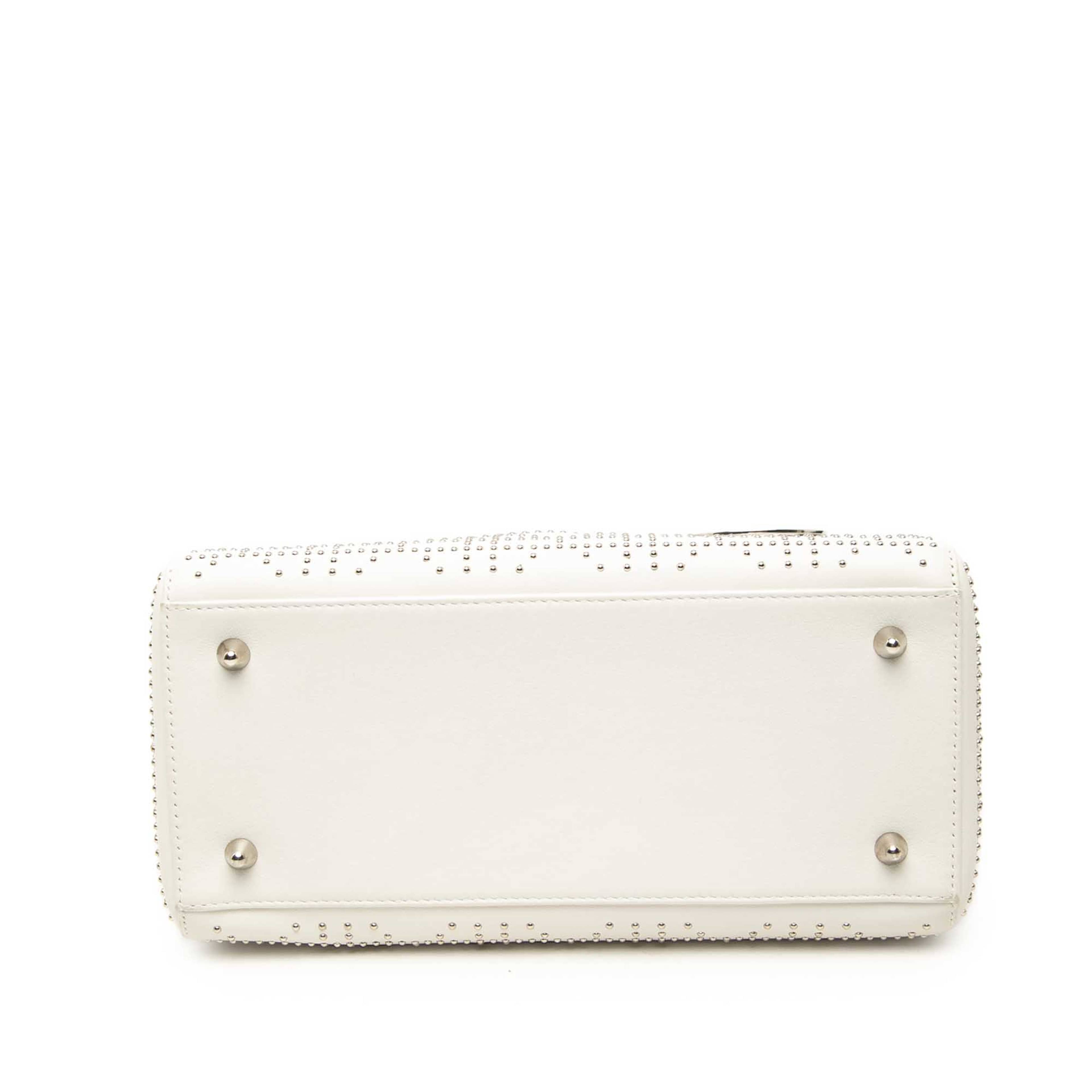 Dior Medium Calfskin Studded Lady Dior, från Luxclusif, i färgen vit. Klicka för att öppna bilden i stort format