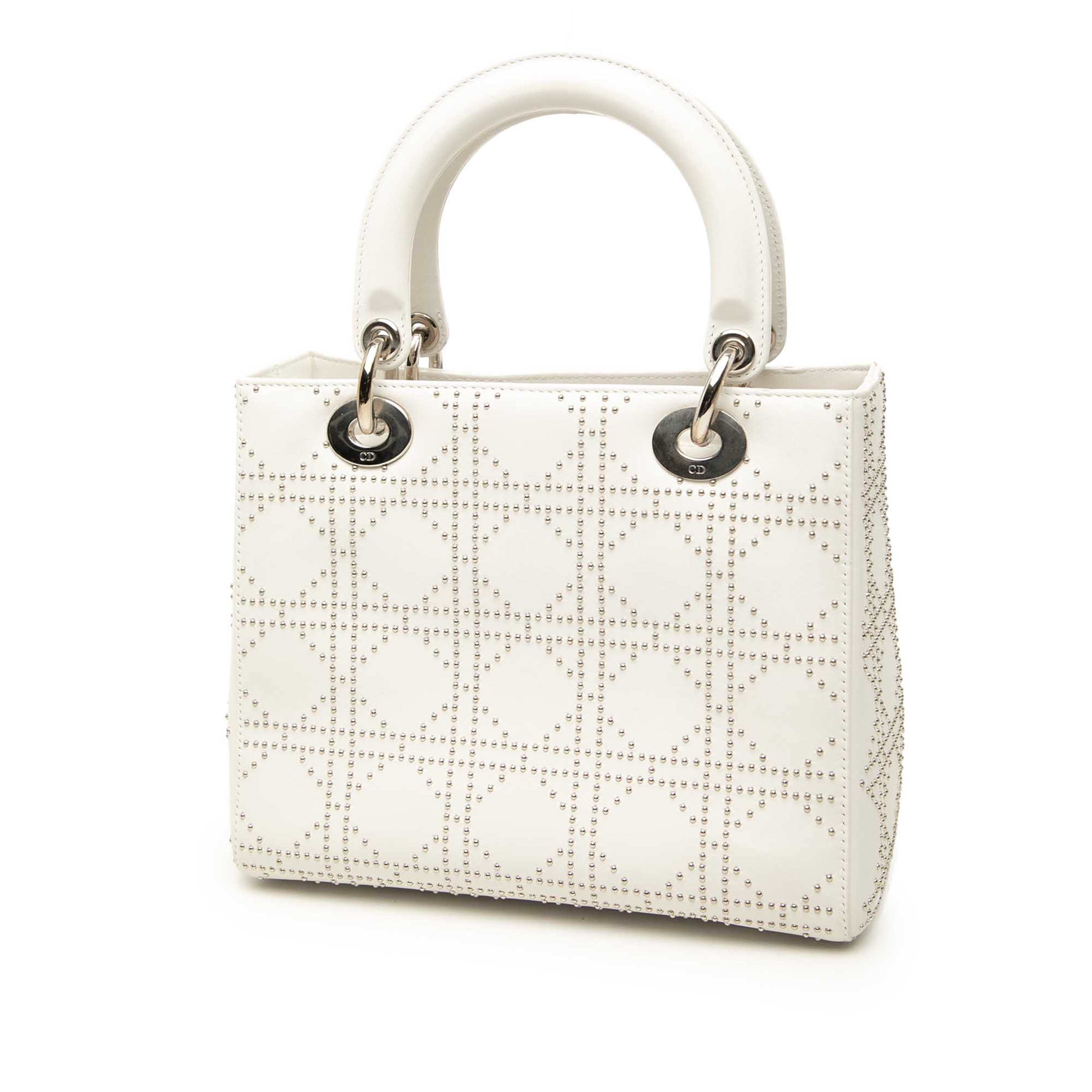 Dior Medium Calfskin Studded Lady Dior, från Luxclusif, i färgen vit. Klicka för att öppna bilden i stort format