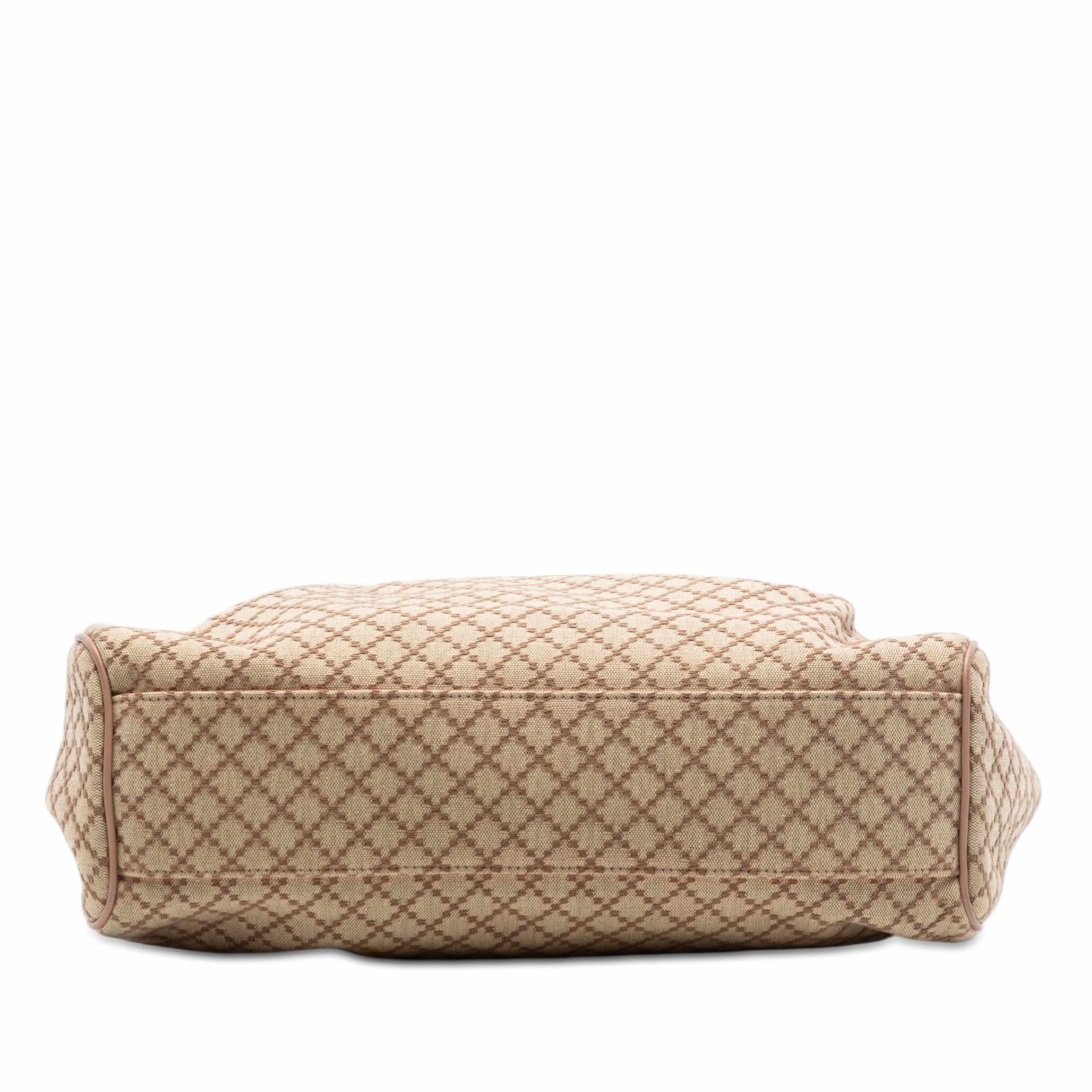 Gucci Medium Diamante Canvas Sukey Tote, från Luxclusif, i färgen beige. Klicka för att öppna bilden i stort format