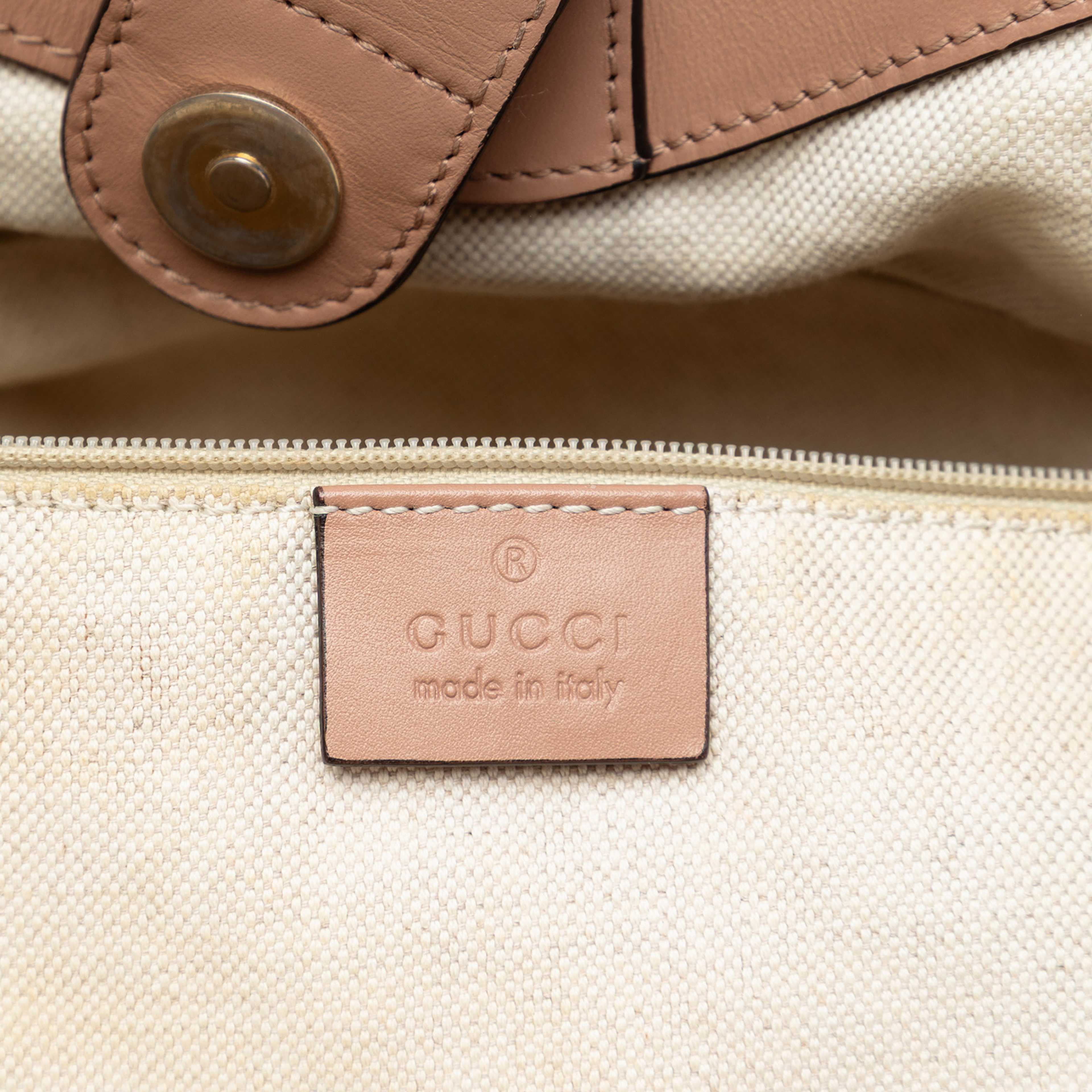 Gucci Medium Diamante Canvas Sukey Tote, från Luxclusif, i färgen beige. Klicka för att öppna bilden i stort format