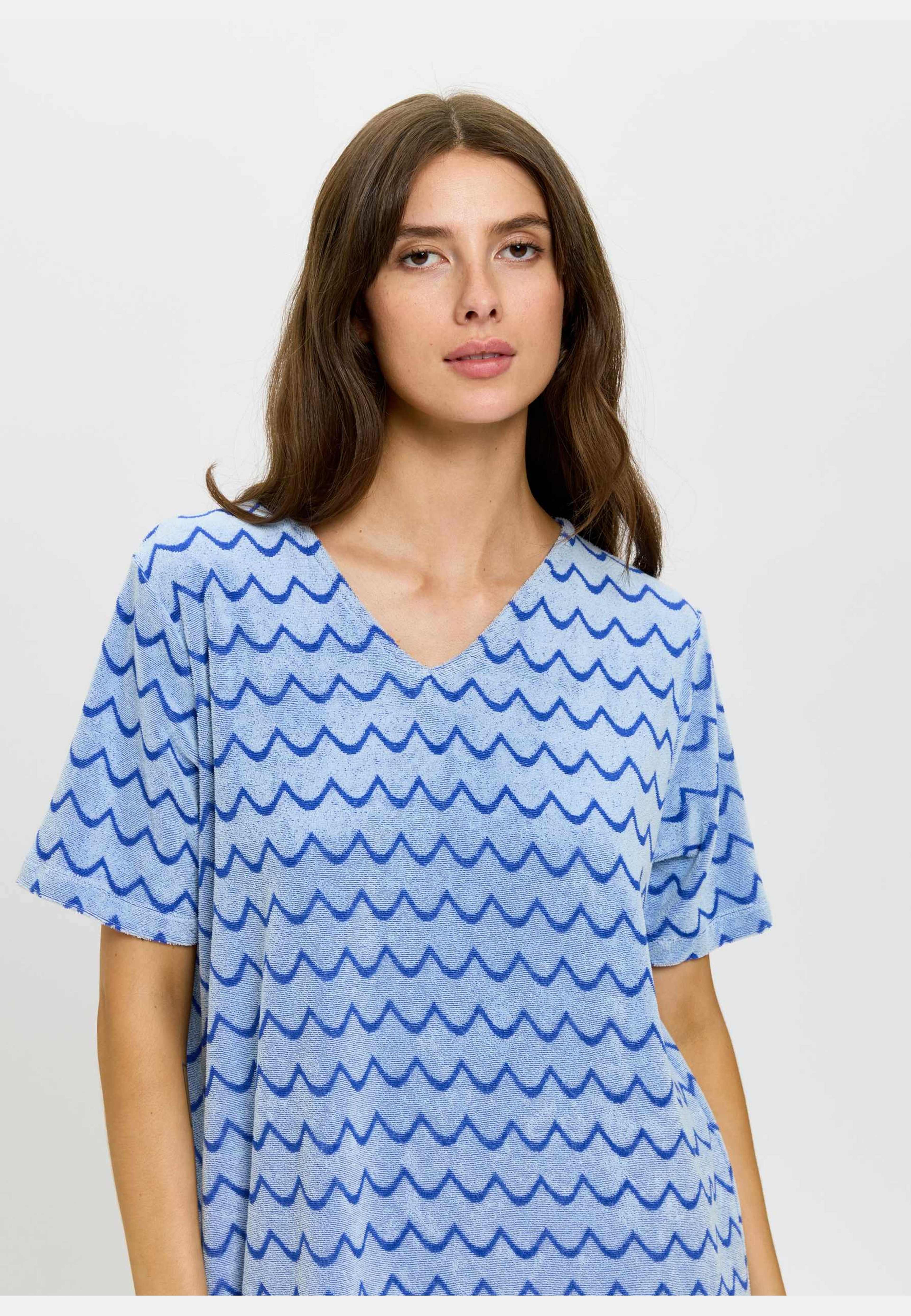 Hilda Frotté Klänning Våg Blue Navy, från emmamalena, i färgen ljusblå. Klicka för att öppna bilden i stort format