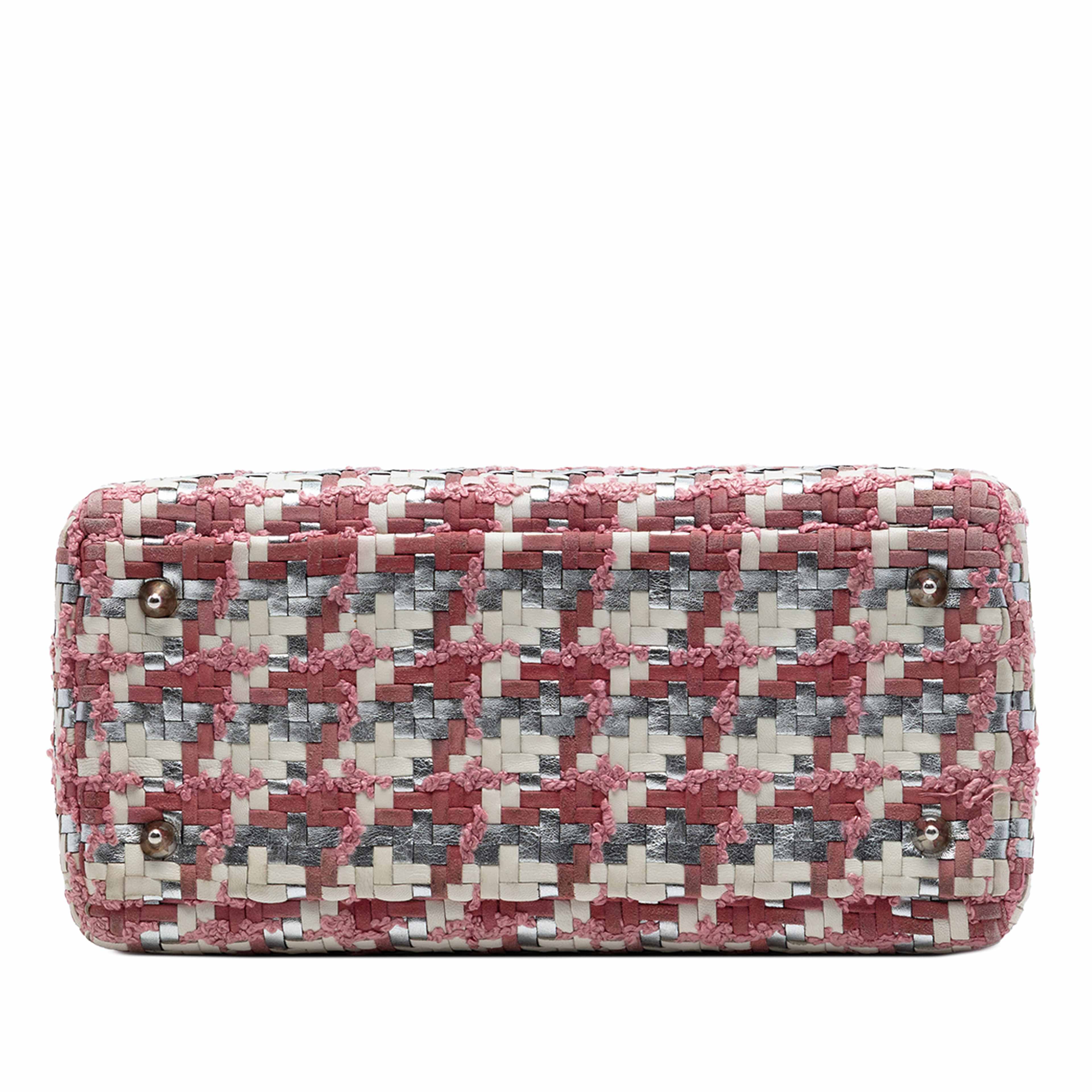 Dior Medium Woven Lambskin And Tweed Lady Dior, från Luxclusif, i färgen vit. Klicka för att öppna bilden i stort format