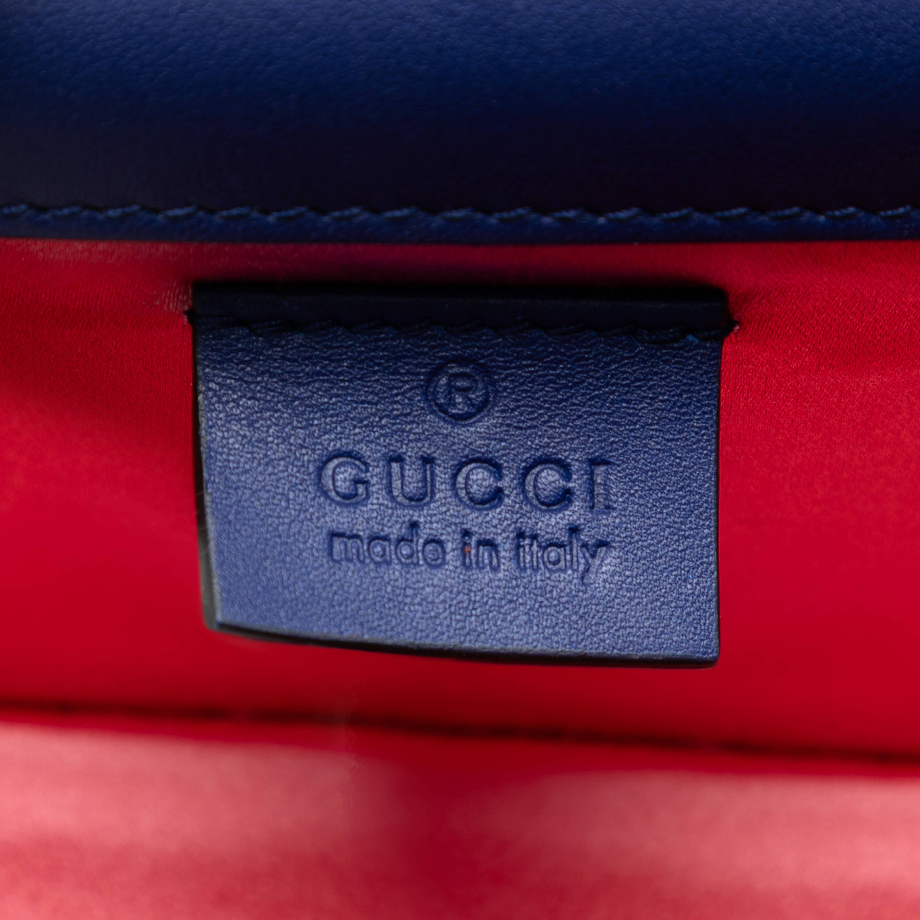 Gucci Crystal G Velvet Broadway Crossbody, från Luxclusif, i färgen dark blue. Klicka för att öppna bilden i stort format