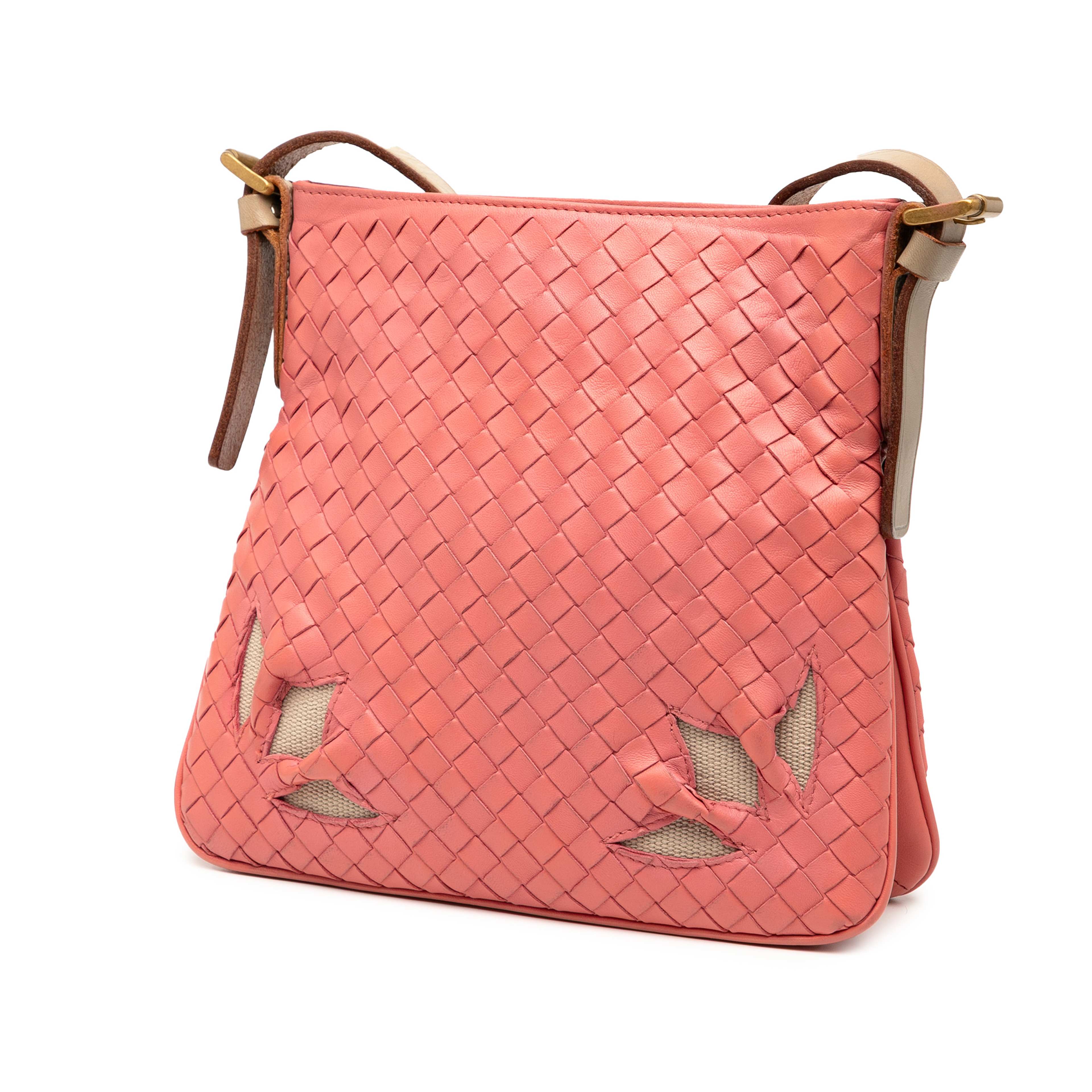 Bottega Veneta Nappa Intrecciato Crossbody, från Luxclusif, i färgen rosa. Klicka för att öppna bilden i stort format