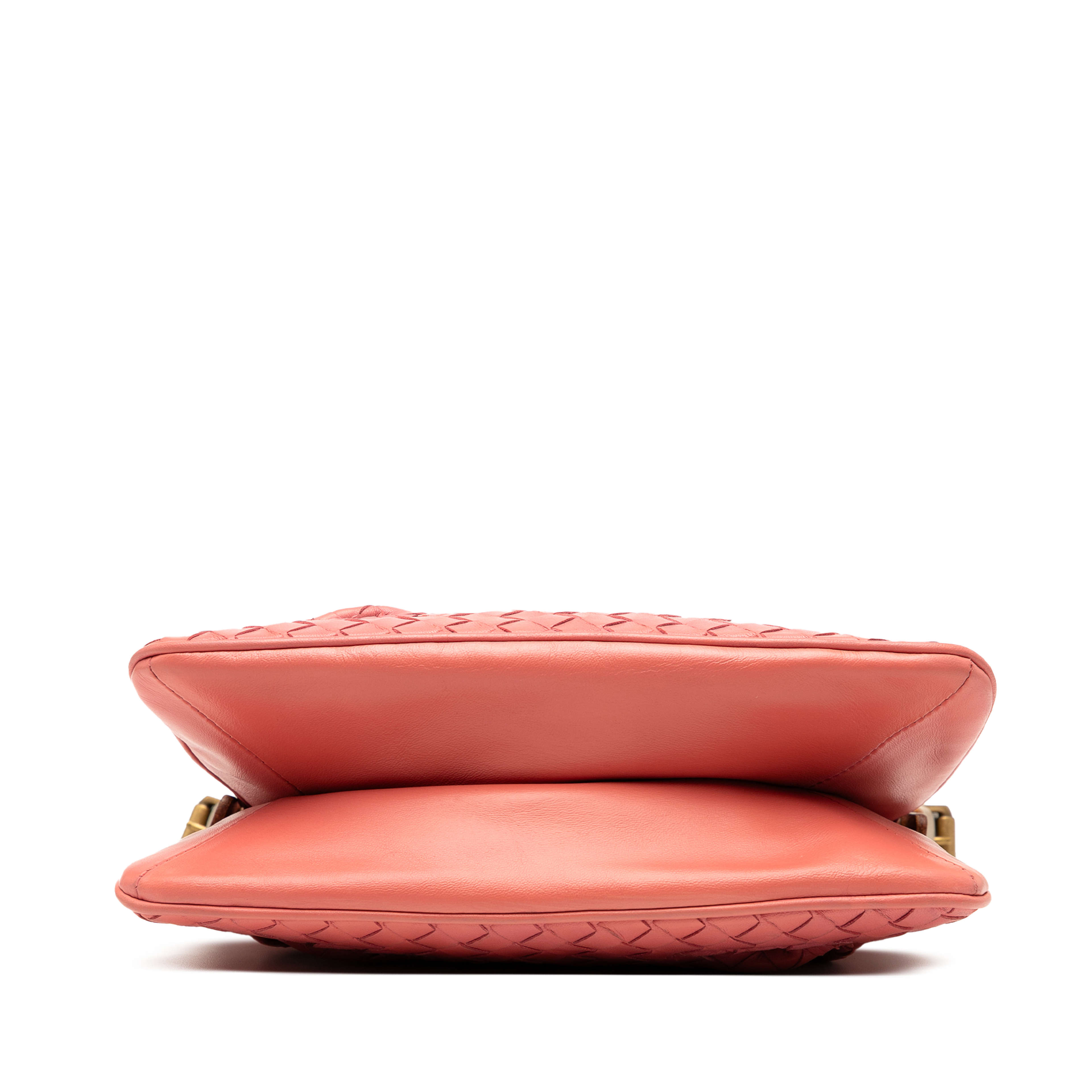 Bottega Veneta Nappa Intrecciato Crossbody, från Luxclusif, i färgen rosa. Klicka för att öppna bilden i stort format