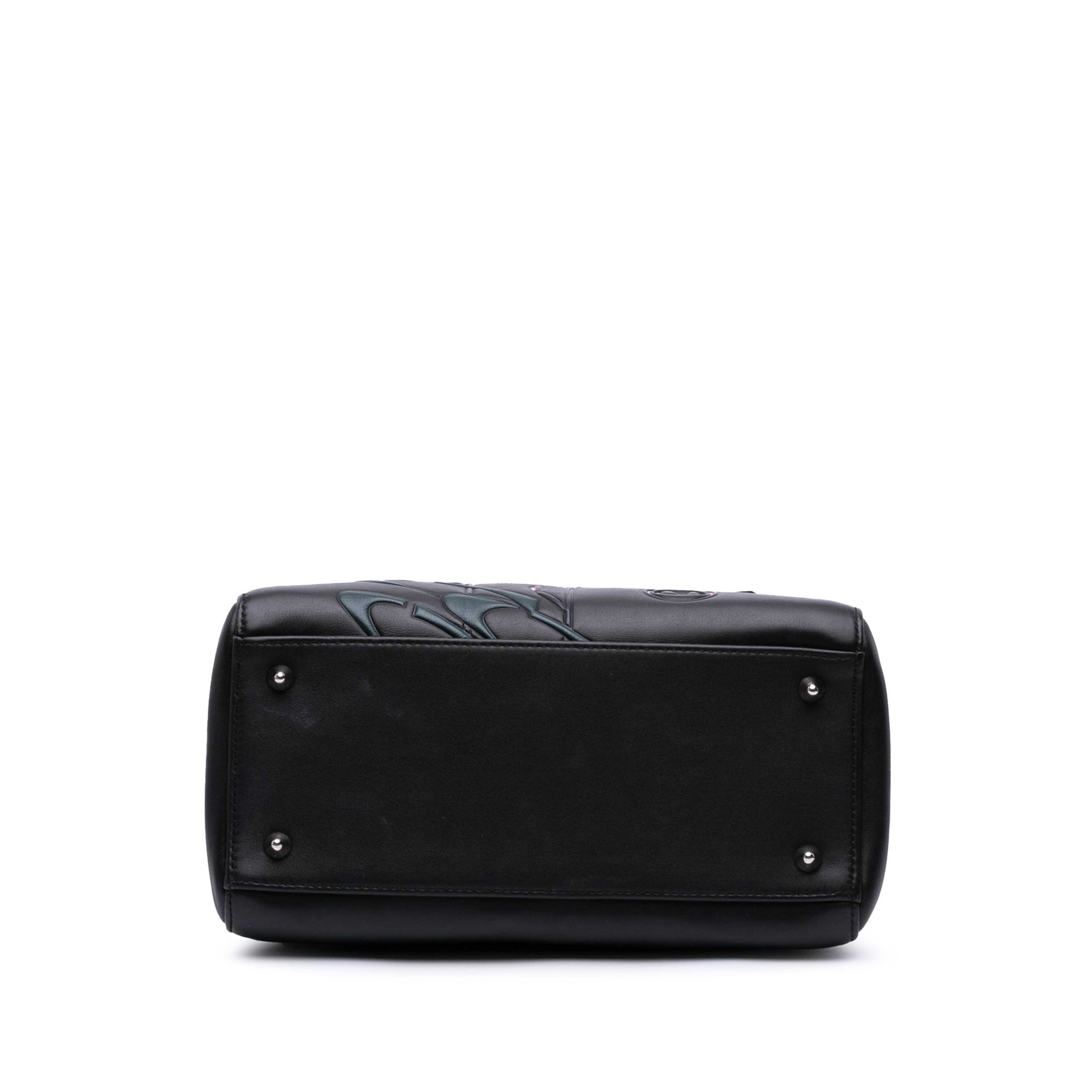 Dior Medium Calfskin Paradise Lady Dior, från Luxclusif, i färgen black. Klicka för att öppna bilden i stort format