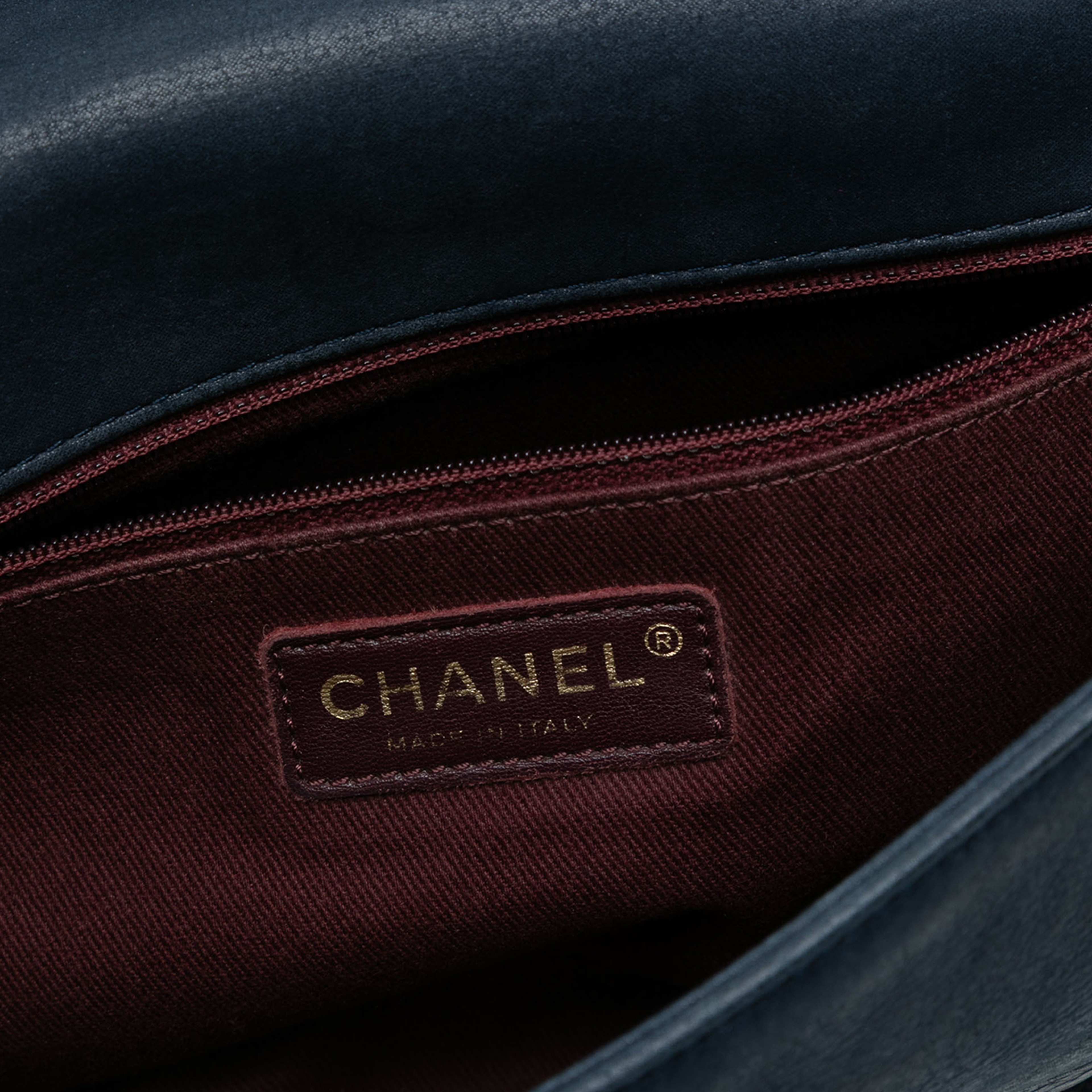 Chanel Medium Cc Quilted Iridescent Calfskin Sheriff Star Flap, från Luxclusif, i färgen navy. Klicka för att öppna bilden i stort format