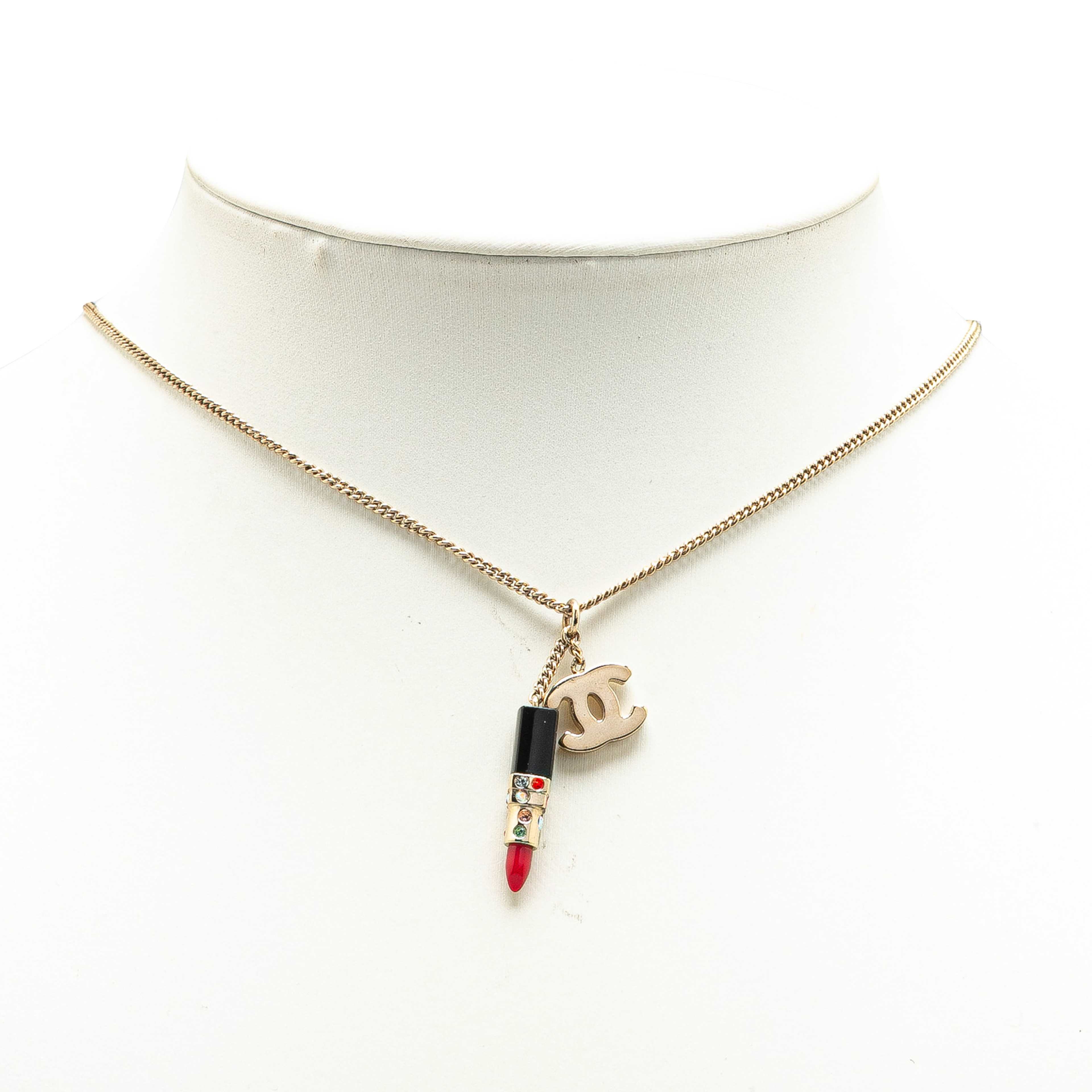 Chanel Gold Plated Cc Lipstick Pendant Necklace, från Luxclusif, i färgen gold. Klicka för att öppna bilden i stort format