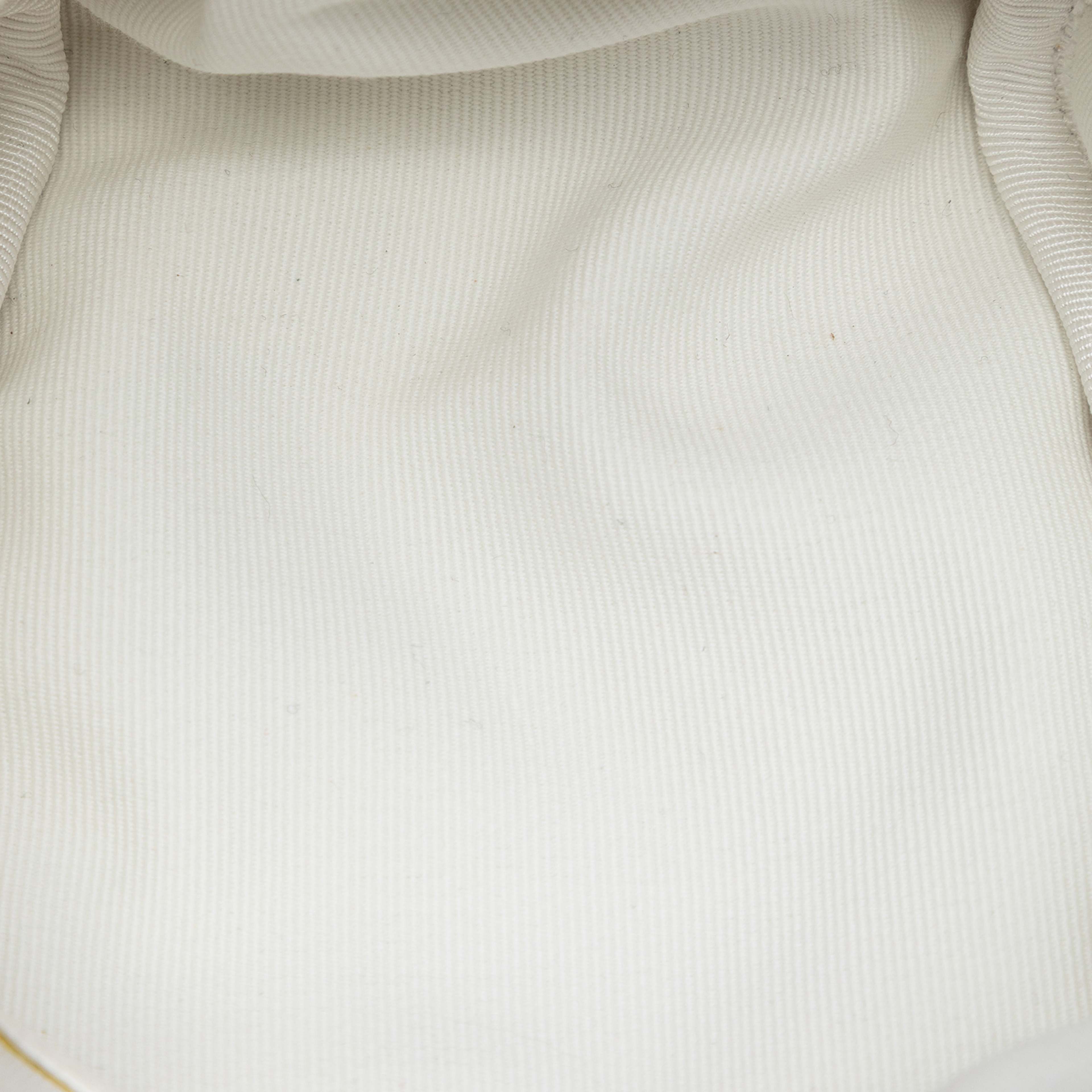 Chanel Cc Quilted Lambskin Cube Zip Clutch With Chain, från Luxclusif, i färgen ivory. Klicka för att öppna bilden i stort format