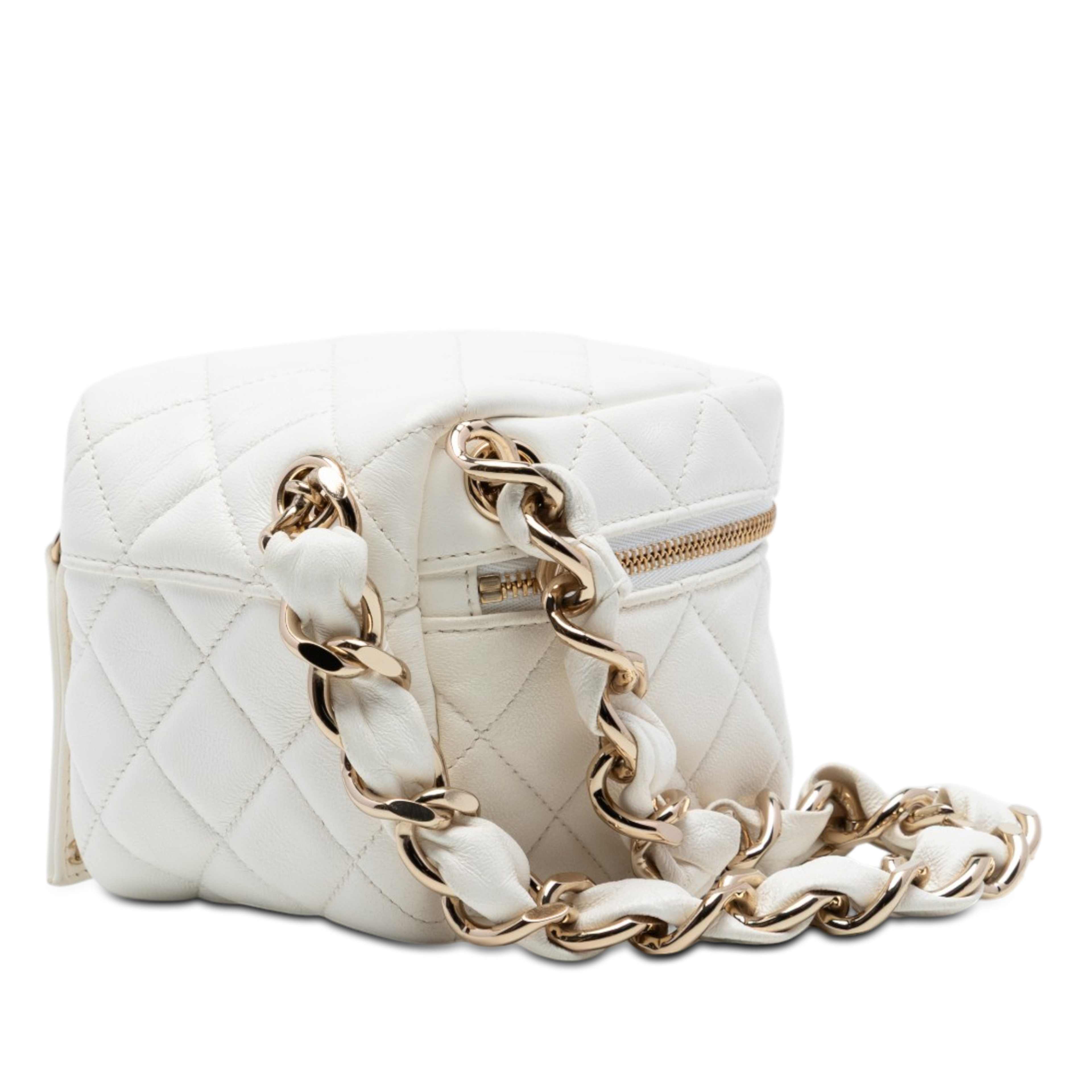 Chanel Cc Quilted Lambskin Cube Zip Clutch With Chain, från Luxclusif, i färgen ivory. Klicka för att öppna bilden i stort format