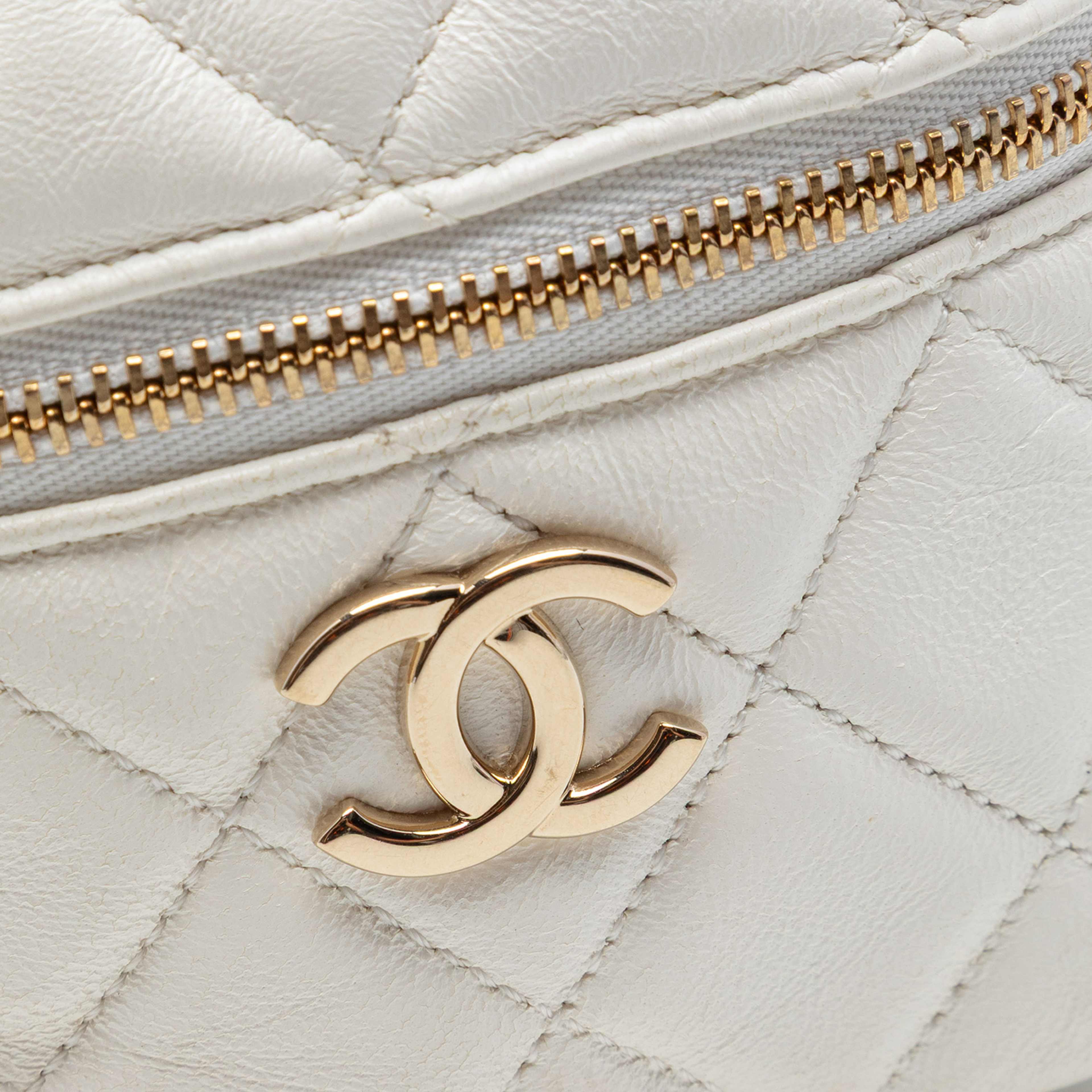 Chanel Cc Quilted Lambskin Cube Zip Clutch With Chain, från Luxclusif, i färgen ivory. Klicka för att öppna bilden i stort format